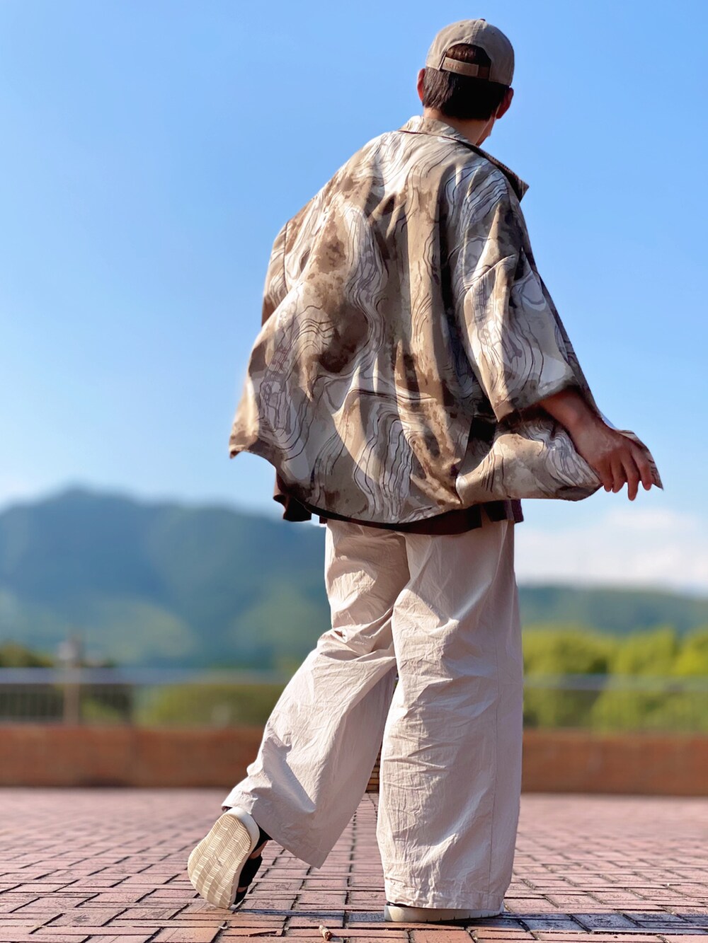 ブラウン系のTシャツ/カットソー、グレー系のその他パンツ、ブラック系のサンダルを着用したメンズの夏コーディネートの3枚目の写真