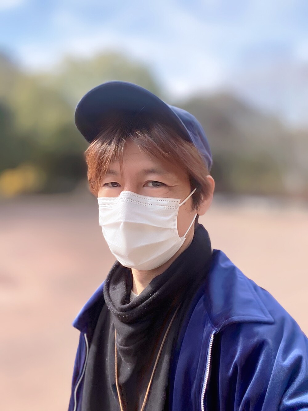 ブルー系のブルゾン、ブラック系のスウェット、ブルー系のデニムパンツを着用したメンズの春コーディネートの4枚目の写真