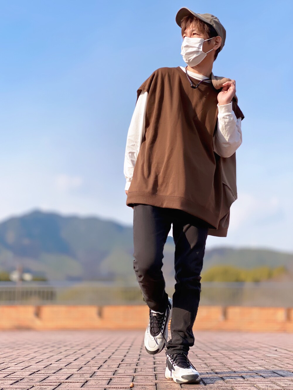 ブラウン系のブルゾン、ブラウン系のアンサンブル、ブラック系のパンツを着用したメンズの春コーディネートの3枚目の写真