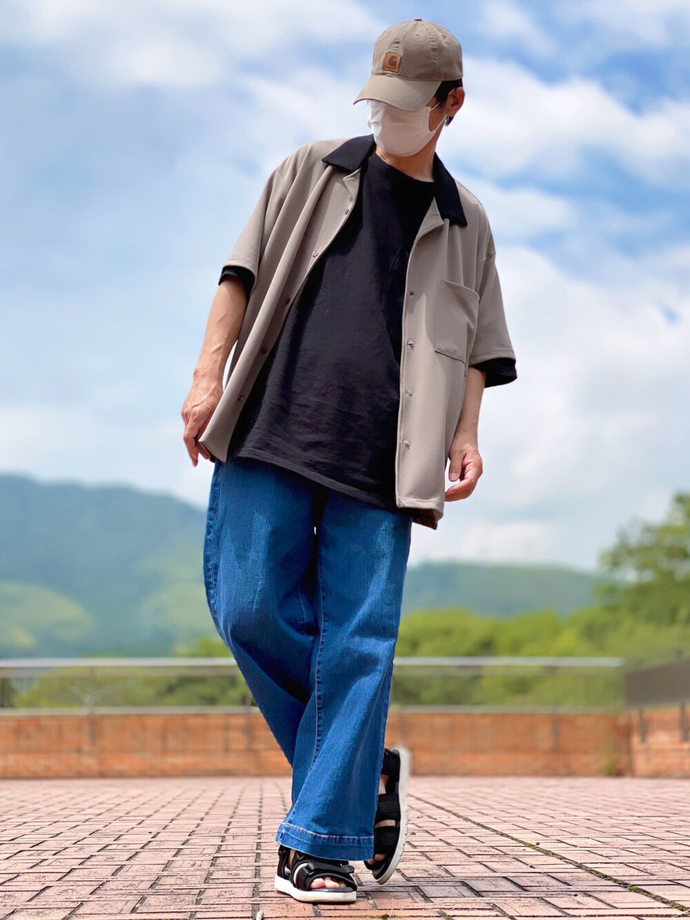 ベージュ系のシャツ/ブラウス、ブラック系のTシャツ/カットソー、ブルー系のデニムパンツを着用したメンズの夏コーディネートの2枚目の写真