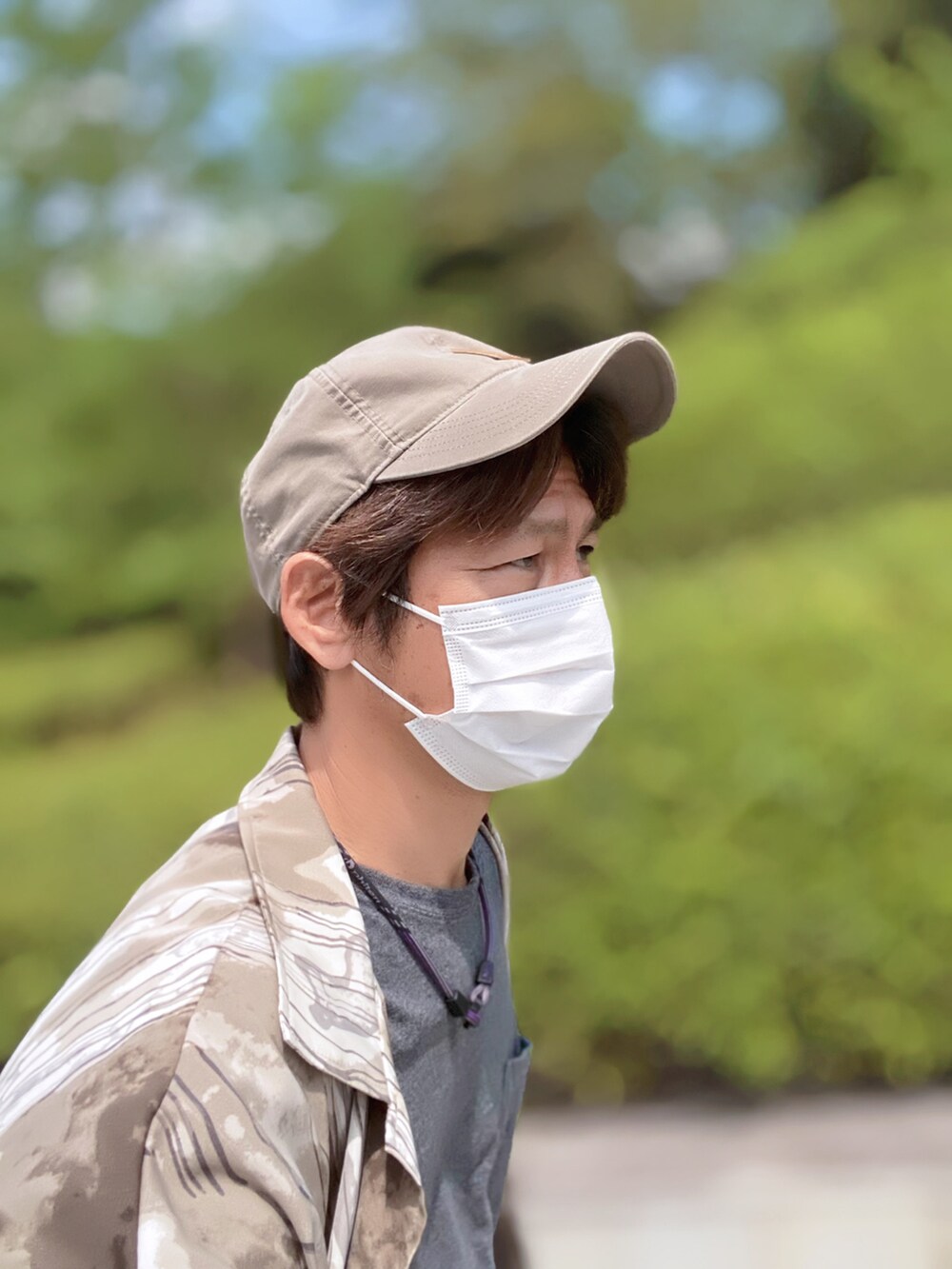 ブラウン系のシャツ/ブラウス、グレー系のTシャツ/カットソー、ブルー系のデニムパンツを着用したメンズの夏コーディネートの4枚目の写真