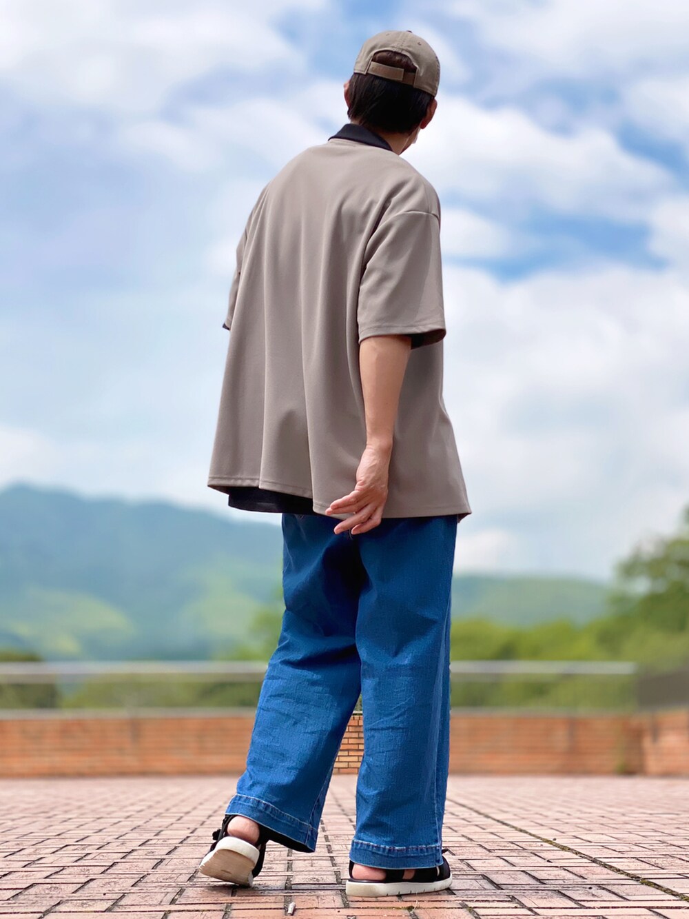 ベージュ系のシャツ/ブラウス、ブラック系のTシャツ/カットソー、ブルー系のデニムパンツを着用したメンズの夏コーディネートの3枚目の写真