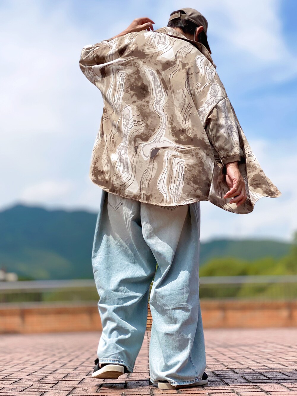 ブラウン系のシャツ/ブラウス、グレー系のTシャツ/カットソー、ブルー系のデニムパンツを着用したメンズの夏コーディネートの3枚目の写真