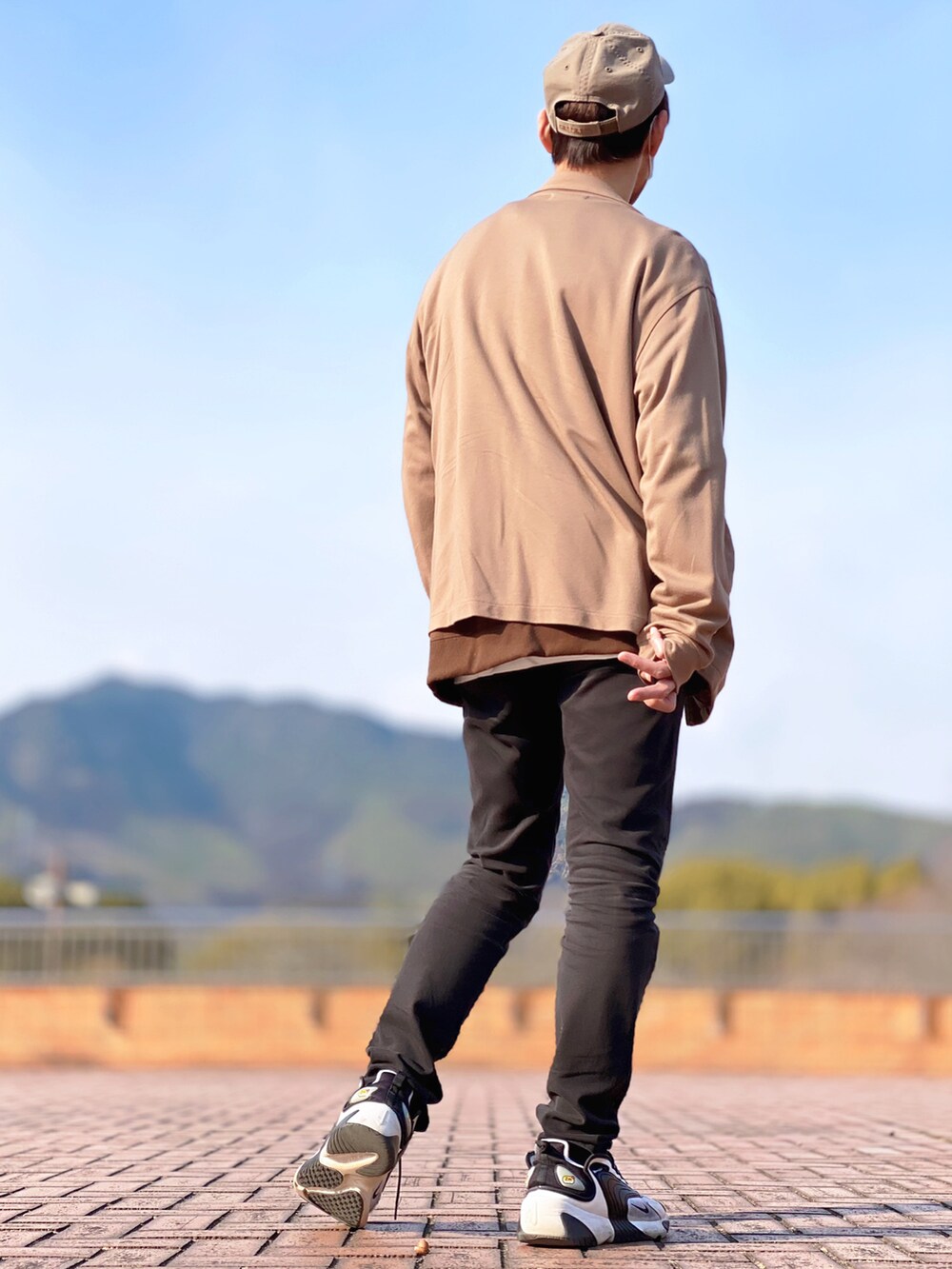 ブラウン系のブルゾン、ブラウン系のアンサンブル、ブラック系のパンツを着用したメンズの春コーディネートの4枚目の写真