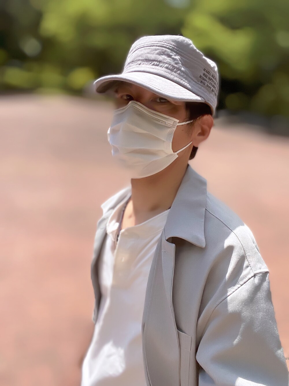 グレー系のシャツ/ブラウス、ホワイト系のTシャツ/カットソー、ブルー系のスラックスを着用したメンズの夏コーディネートの4枚目の写真