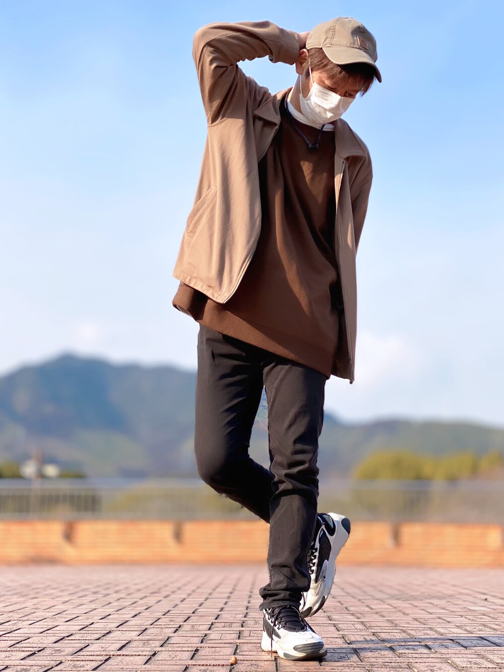 ブラウン系のブルゾン、ブラウン系のアンサンブル、ブラック系のパンツを着用したメンズの春コーディネートの2枚目の写真