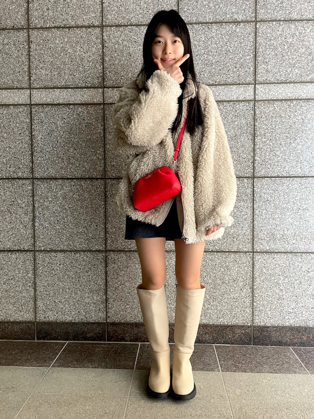 「秋冬コーデ、ブーツ、プチプラコーデ、ミニスカート、中学生、中2、ホワイトコーデ、クリスマス、低身長女子」｜「FREAK'S STOREの限定展開　エコファー スタンドカラー ブルゾン（ファーブルゾン）（ブルゾン、ベージュ系）」を使った、haaaaatcch(hana)さん（レディース・155cm）の冬コーディネートの2枚目の写真