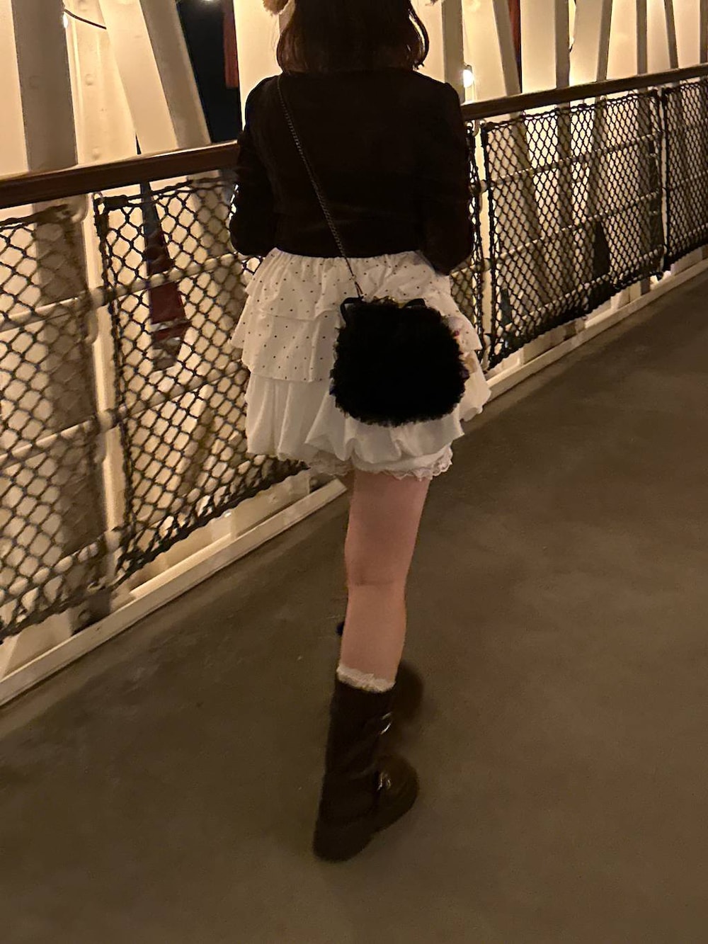 ホワイト系のスカート、ブラウン系のTシャツ/カットソー、ホワイト系のその他アウターを着用したレディースの秋コーディネートの2枚目の写真