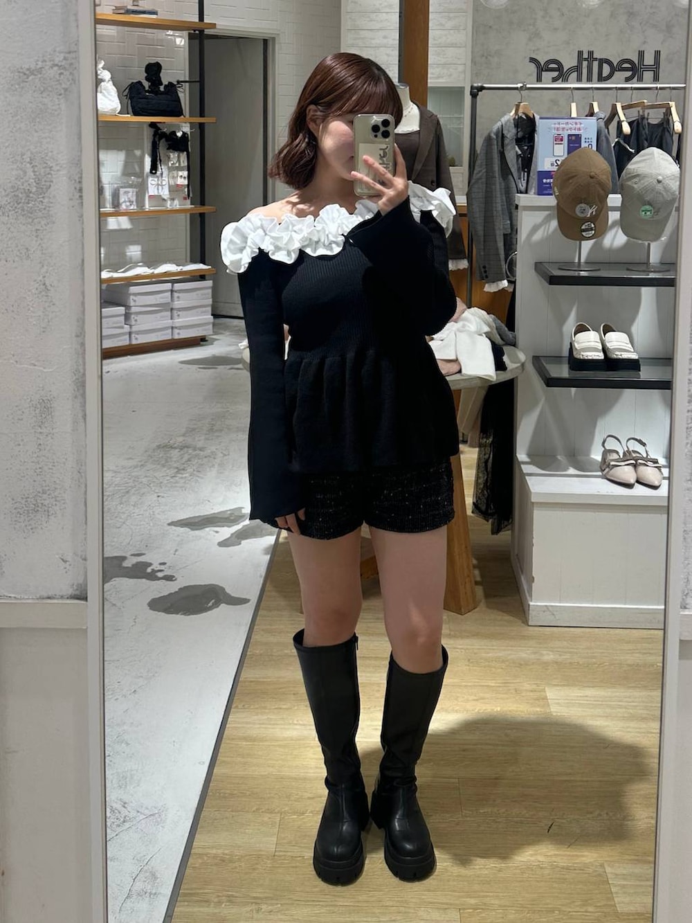 ホワイト系のショルダーバッグ、ブラック系のその他パンツ、ブラック系のニット/セーターを着用したレディースの秋コーディネートの2枚目の写真