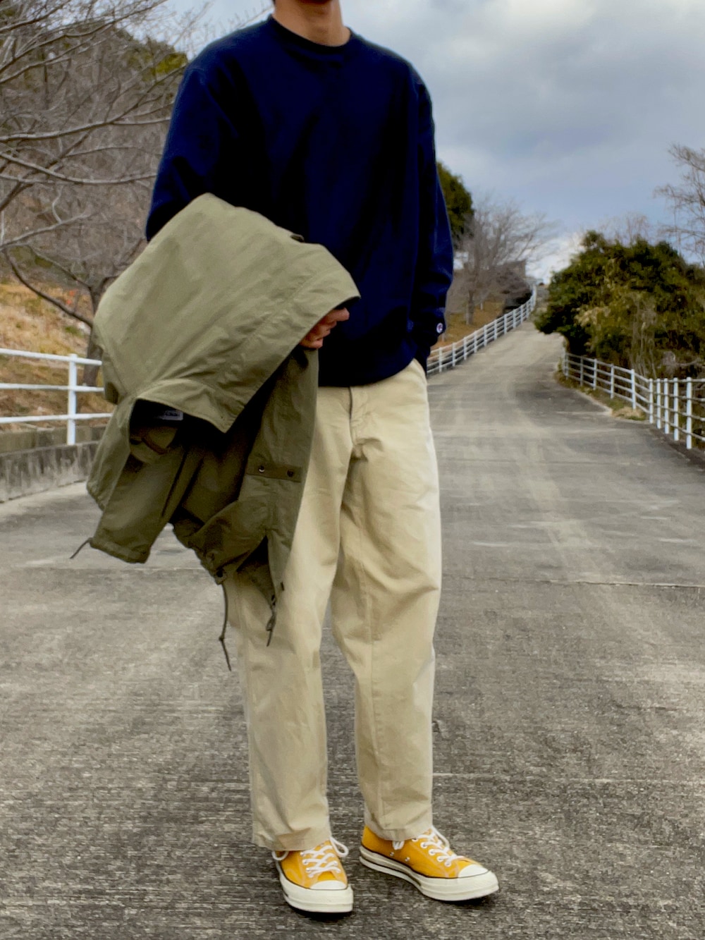 「カジュアルコーデ、オトナカジュアル、お洒落さんとつながりたい、カジュアル、ミリタリー、M65、FREAK’Ｓ STORE、チノパン、patagonia、converse、CT70s、サンフラワー、Champion、リバースウィーブ、REVERSE WEAVE」｜「FREAK'S STOREのWEB限定 M-65 ビッグシルエット モッズコート（モッズコート、グリーン系）」を使った、yoshiさん（メンズ・176cm）の冬コーディネートの2枚目の写真