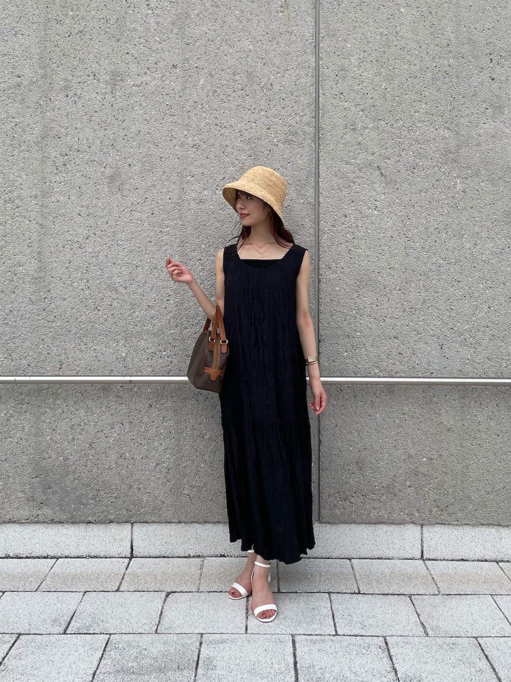 「ワンピース、休日コーデ、楽チンコーデ、黒ワンピ、ヴィンテージ」｜「LOWRYS FARMのザツザイバケットＨＡＴ　926113（ハット、ベージュ系）」を使った、maiさん（レディース・157cm）の夏コーディネートの3枚目の写真