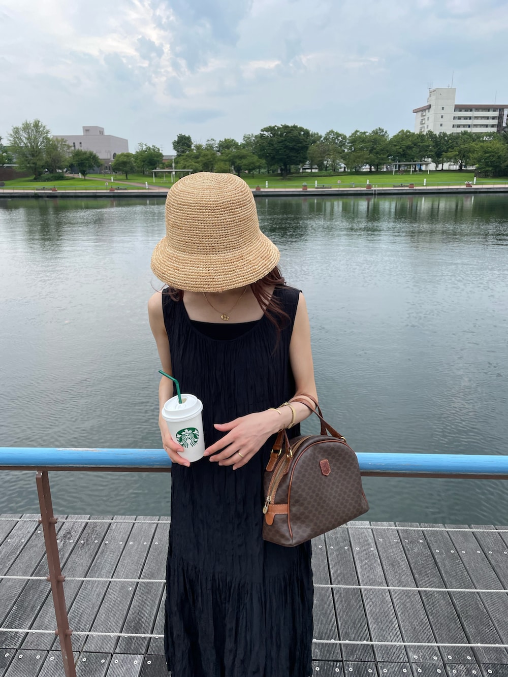 「ワンピース、休日コーデ、楽チンコーデ、黒ワンピ、ヴィンテージ」｜「LOWRYS FARMのザツザイバケットＨＡＴ　926113（ハット、ベージュ系）」を使った、maiさん（レディース・157cm）の夏コーディネートの2枚目の写真
