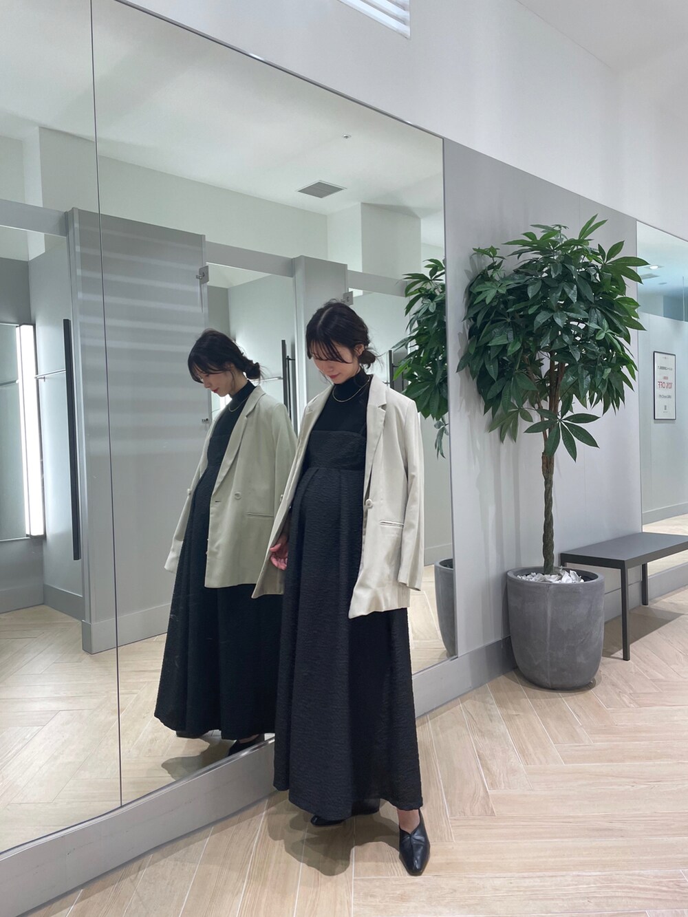 ブラック系のワンピース、ブラック系のパンプス、ブラック系のニット/セーターを着用したレディースの冬コーディネートの2枚目の写真