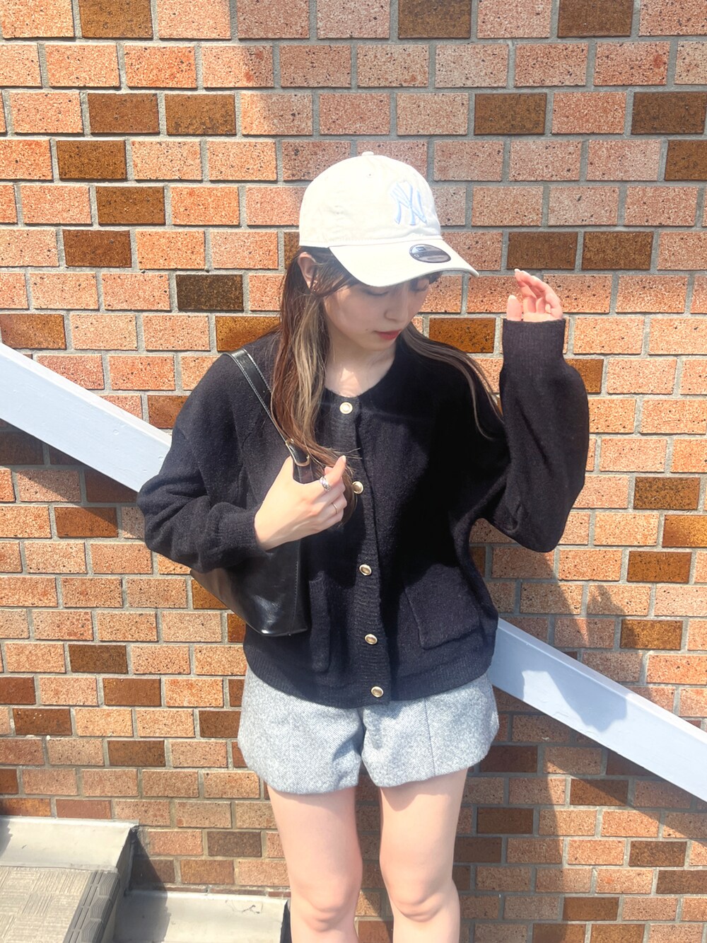 「CLEA、オトナガーリー、大人ガーリー、モノトーン、モノトーンコーデ、キャップ、キャップコーデ、un+frame」｜「CLEAのアイテム（パンツ、グレー系）」を使った、CLEAさん（骨格ウェーブ・レディース・160cm）の秋コーディネートの2枚目の写真