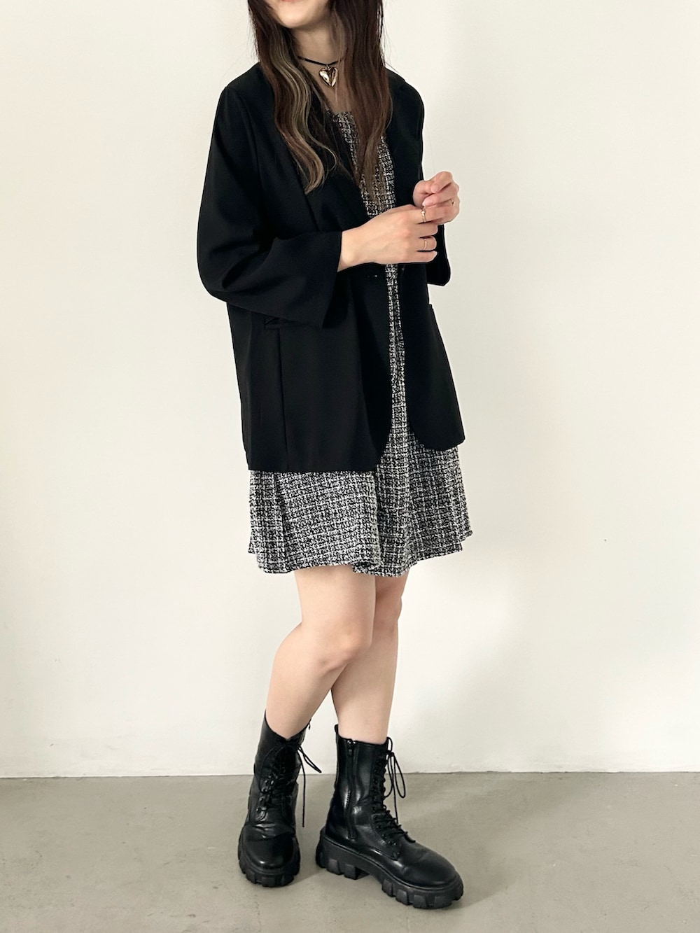 ブラック系のテーラードジャケット、ブラック系のワンピースを着用したレディースの秋コーディネートの2枚目の写真