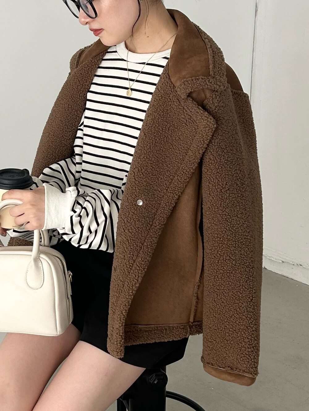 「秋服、秋服コーデ、冬コーデ、秋冬コーデ、ムートンコート、モカコーデ、ブラウンコーデ、ショートパンツ、ショートパンツコーデ、ボーダートップス、ロンT、メガネ女子、トラッド」｜「CLEAの袖ボア切り替えムートンコート（ムートンコート、ブラウン系）」を使った、CLEAさん（レディース・158cm）の秋コーディネートの2枚目の写真