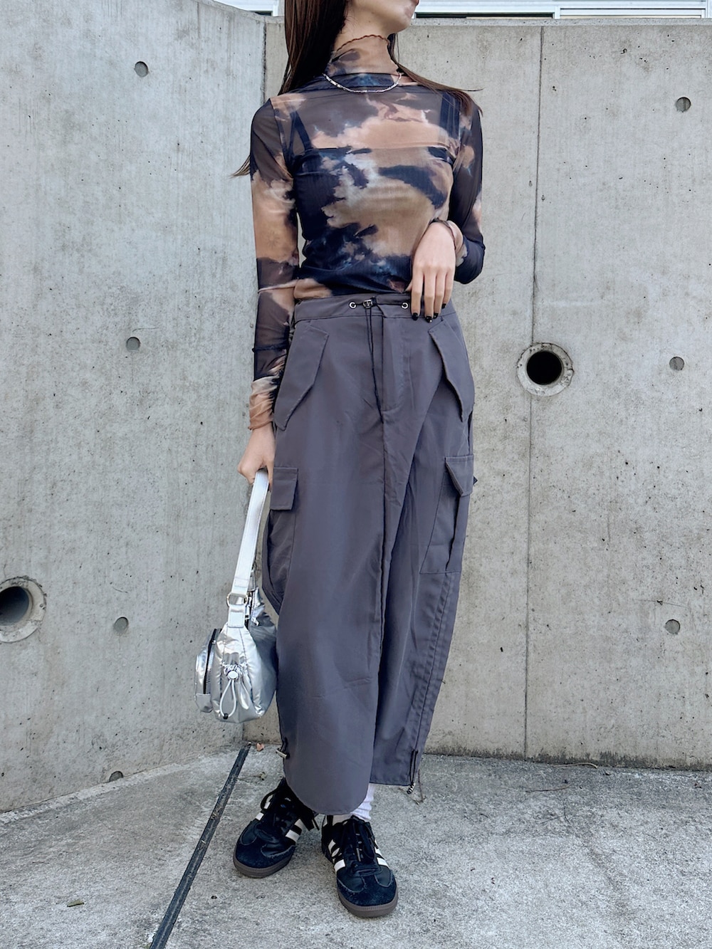 「大人カジュアル、ootd、春コーデ、オトナカジュアル、CLEA、un+frame、タイダイ柄、シアートップス」｜「un+frameのshirring mellow high neck sheer inner tops／袖シャーリングメロウハイネックシアーインナートップス（Tシャツ/カットソー、ブルー系）」を使った、CLEAさん（レディース・160cm）の冬コーディネートの2枚目の写真