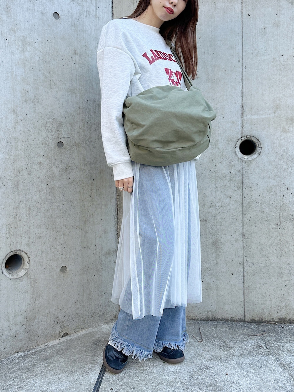 「春、ootd、大人カジュアル、CLEA、un+frame、キャンバストート、チュールスカート、カーキコーデ」｜「CLEAのレイヤードギャザーチュールスカート（スカート、ホワイト系）」を使った、CLEAさん（レディース・160cm）の冬コーディネートの2枚目の写真