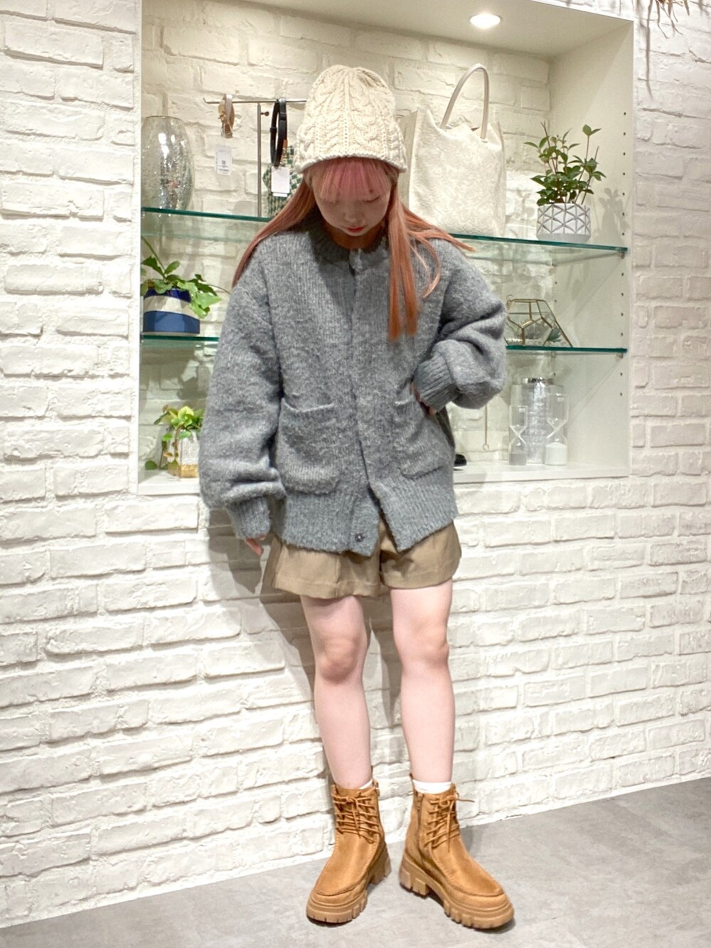 「骨格ウェーブ、低身長、低身長コーデ、冬コーデ、冬、秋コーデ、秋、秋冬コーデ、ニット、カーディガン、ニット帽、ブーツ、ショートパンツ、パンツスタイル、おでかけコーデ」｜「FREE'S MARTのミックス起毛裏付きニットジャケット（ニット/セーター、グレー系）」を使った、おとはさん（レディース・155cm）の秋コーディネートの2枚目の写真