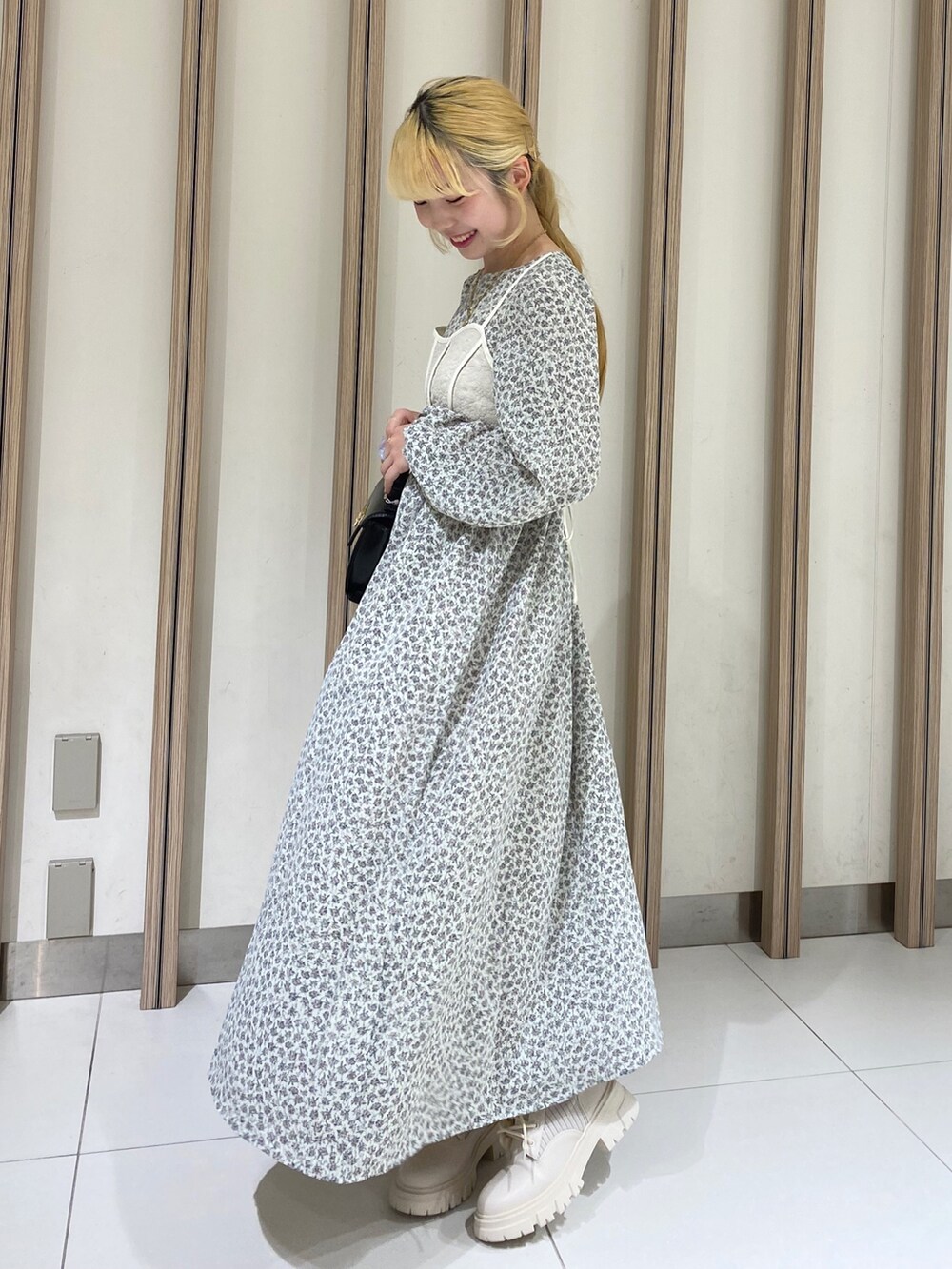 「秋コーデ、ワンピース、ブーツ、お出かけコーデ、初秋コーデ、大人かわいい、大人ガーリー、骨格ウェーブ、秋、小花柄、花柄、花柄ワンピース、低身長、低身長コーデ」｜「FREE'S MARTの◆小花柄ビスチェドッキングワンピース（ワンピース、ホワイト系）」を使った、おとはさん（レディース・155cm）の秋コーディネートの2枚目の写真