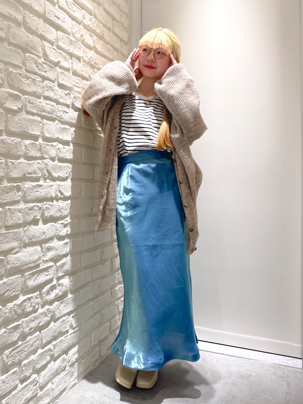 「休日スタイル、ベージュ、低身長女子、カラフルコーデ、ゆるコーデ、カーディガン、シャイニースカート、キラキラ、ボーダー、ボーダートップス、シンプルスタイル、ニットコーデ、秋先取りコーデ、大人ガーリー、低身長」｜「FREE'S MARTの◆シャイニーナロースカート（スカート、グリーン系）」を使った、おとはさん（レディース・155cm）の秋コーディネートの4枚目の写真