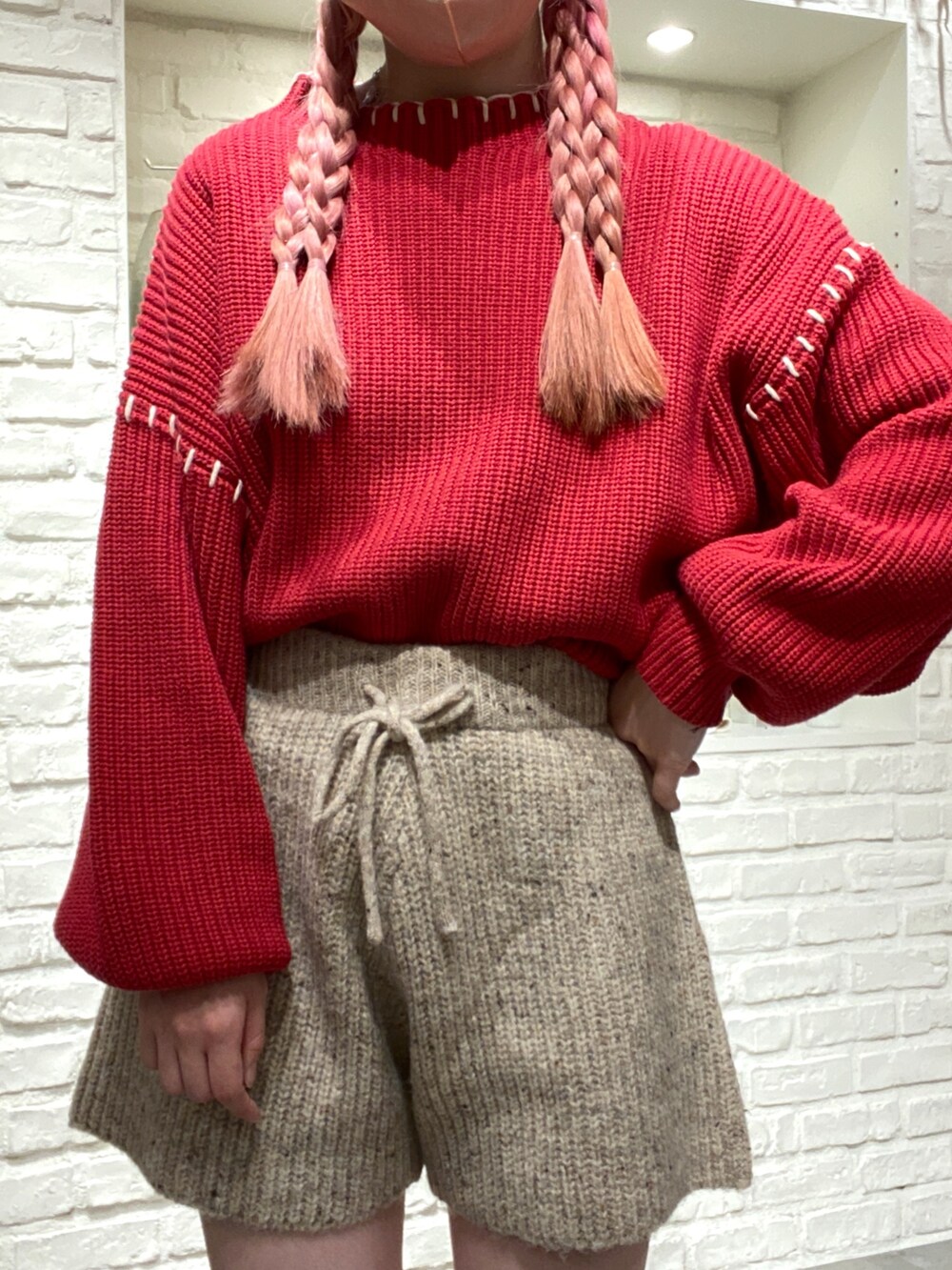 「骨格ウェーブ、低身長、低身長コーデ、ニット、ニットショートパンツ、ニットパンツ、ショートパンツ、ブーツ、ショートブーツ、配色、赤、レッド、カラーコーデ、ラクチンコーデ」｜「FREE'S MARTのリブニットショートパンツ（その他パンツ、ベージュ系）」を使った、おとはさん（レディース・155cm）の秋コーディネートの5枚目の写真