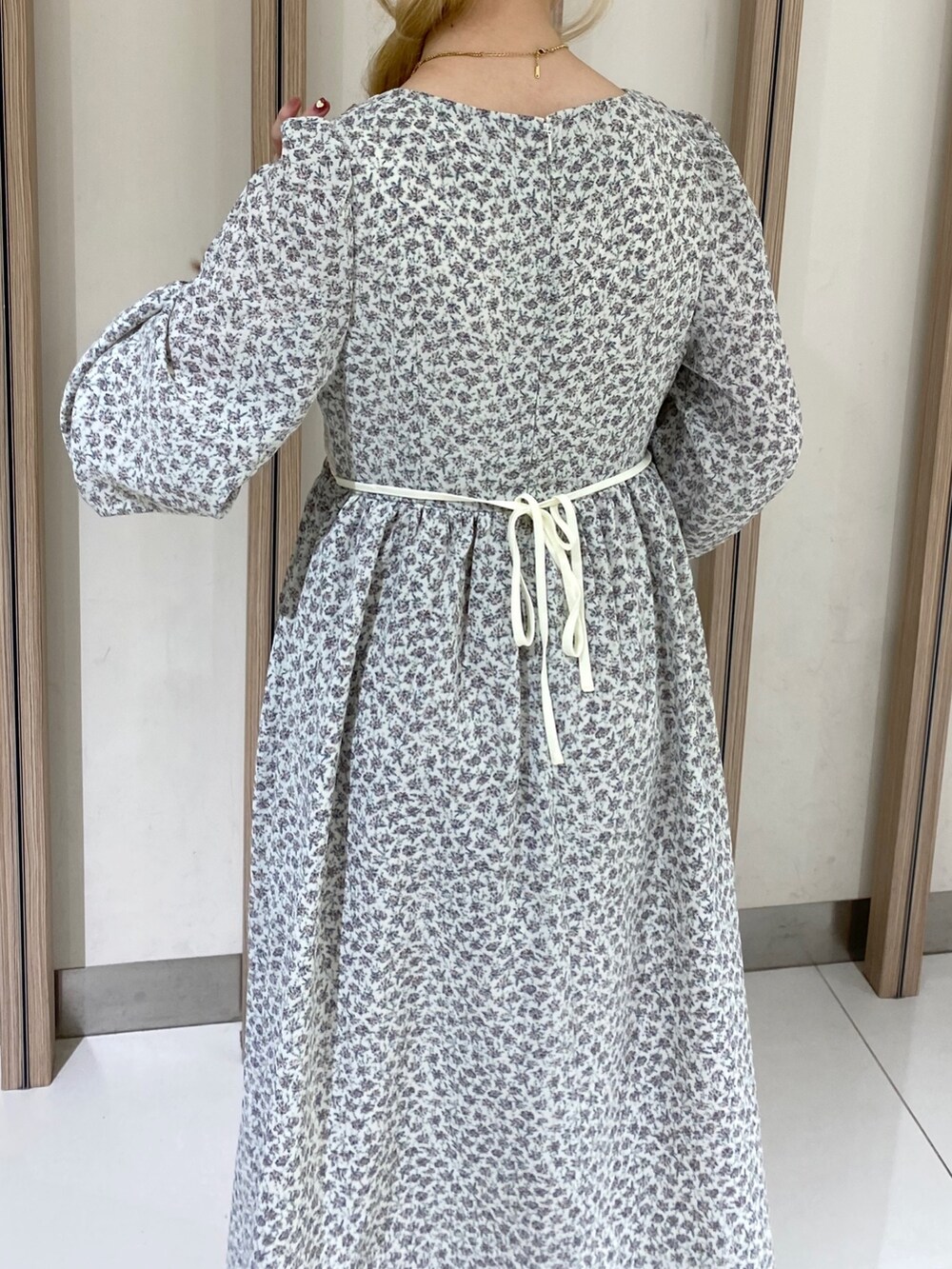 「秋コーデ、ワンピース、ブーツ、お出かけコーデ、初秋コーデ、大人かわいい、大人ガーリー、骨格ウェーブ、秋、小花柄、花柄、花柄ワンピース、低身長、低身長コーデ」｜「FREE'S MARTの◆小花柄ビスチェドッキングワンピース（ワンピース、ホワイト系）」を使った、おとはさん（レディース・155cm）の秋コーディネートの6枚目の写真