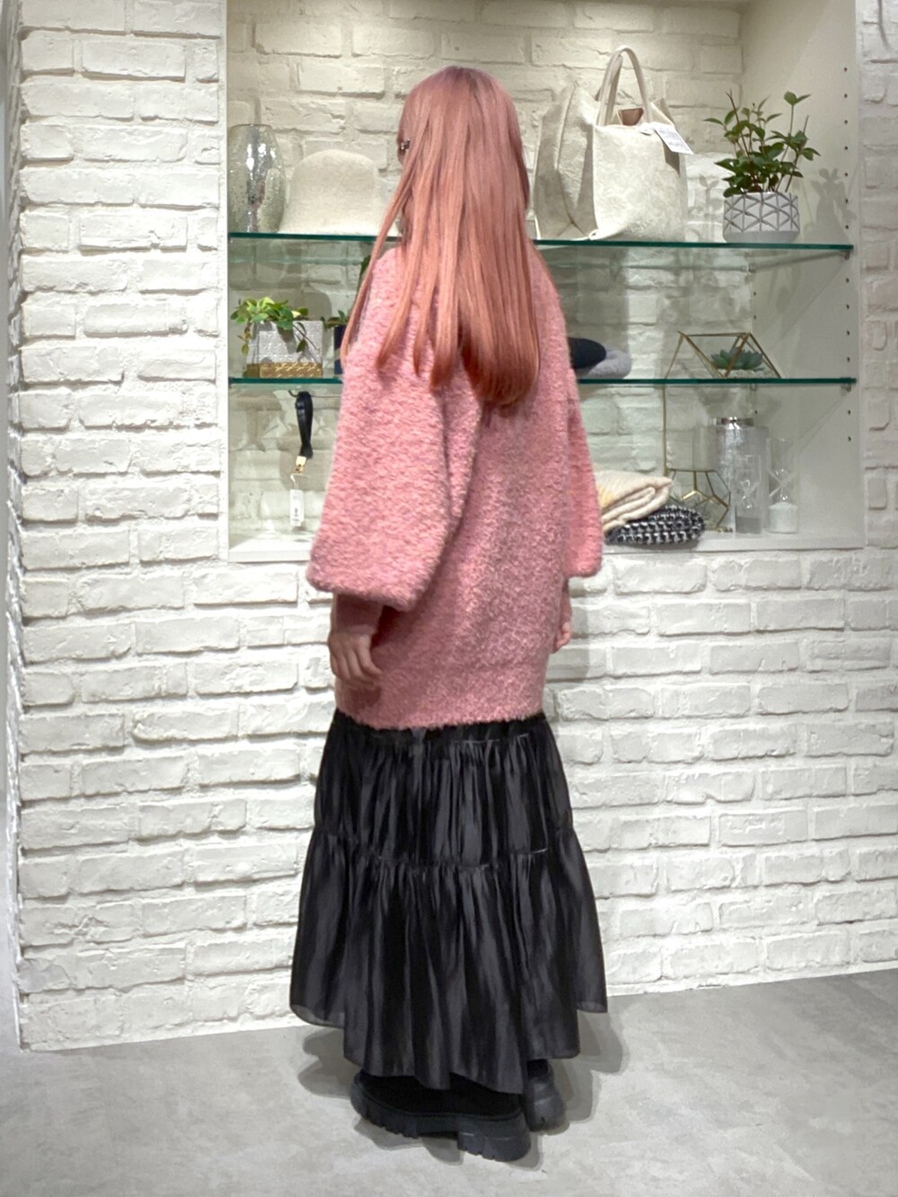 「骨格ウェーブ、低身長、低身長コーデ、ニット、カーディガン、カラーコーデ、ブーツ、スカート、秋冬コーデ、秋コーデ、冬コーデ、冬」｜「FREE'S MARTの◆［ＷＥＢ限定カラー］ミックスブークレーニットカーディガン（カーディガン/ボレロ、ピンク系）」を使った、おとはさん（レディース・155cm）の秋コーディネートの3枚目の写真