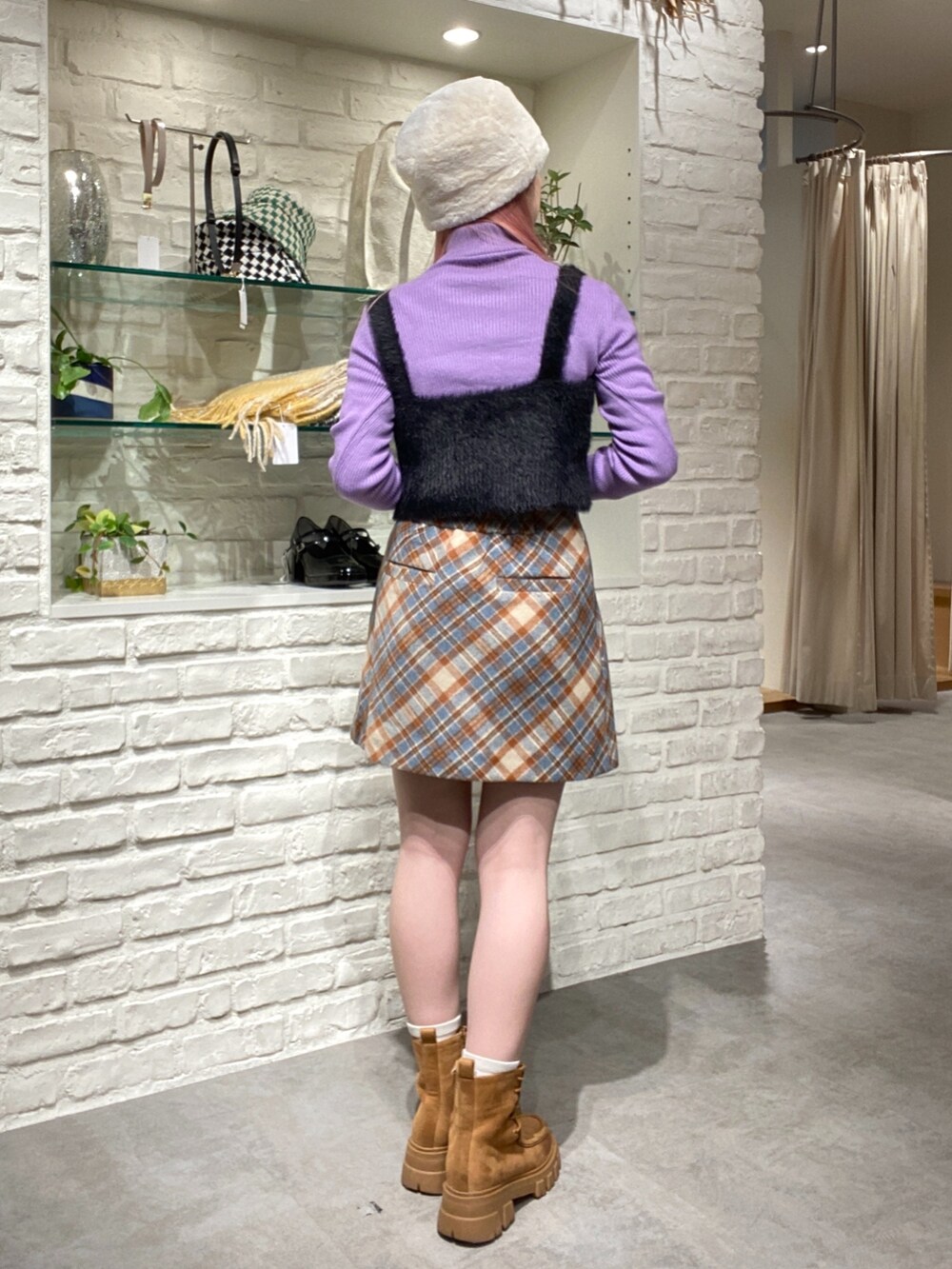 「骨格ウェーブ、低身長、低身長コーデ、カラーコーデ、カラフル、ミニスカート、チェック、冬コーデ、冬、秋、秋コーデ、パープル、ビスチェ、ファー、シャギー」｜「FREE'S MARTの◆起毛台形ミニスカート（スカート、ブルー系）」を使った、おとはさん（レディース・155cm）の秋コーディネートの4枚目の写真