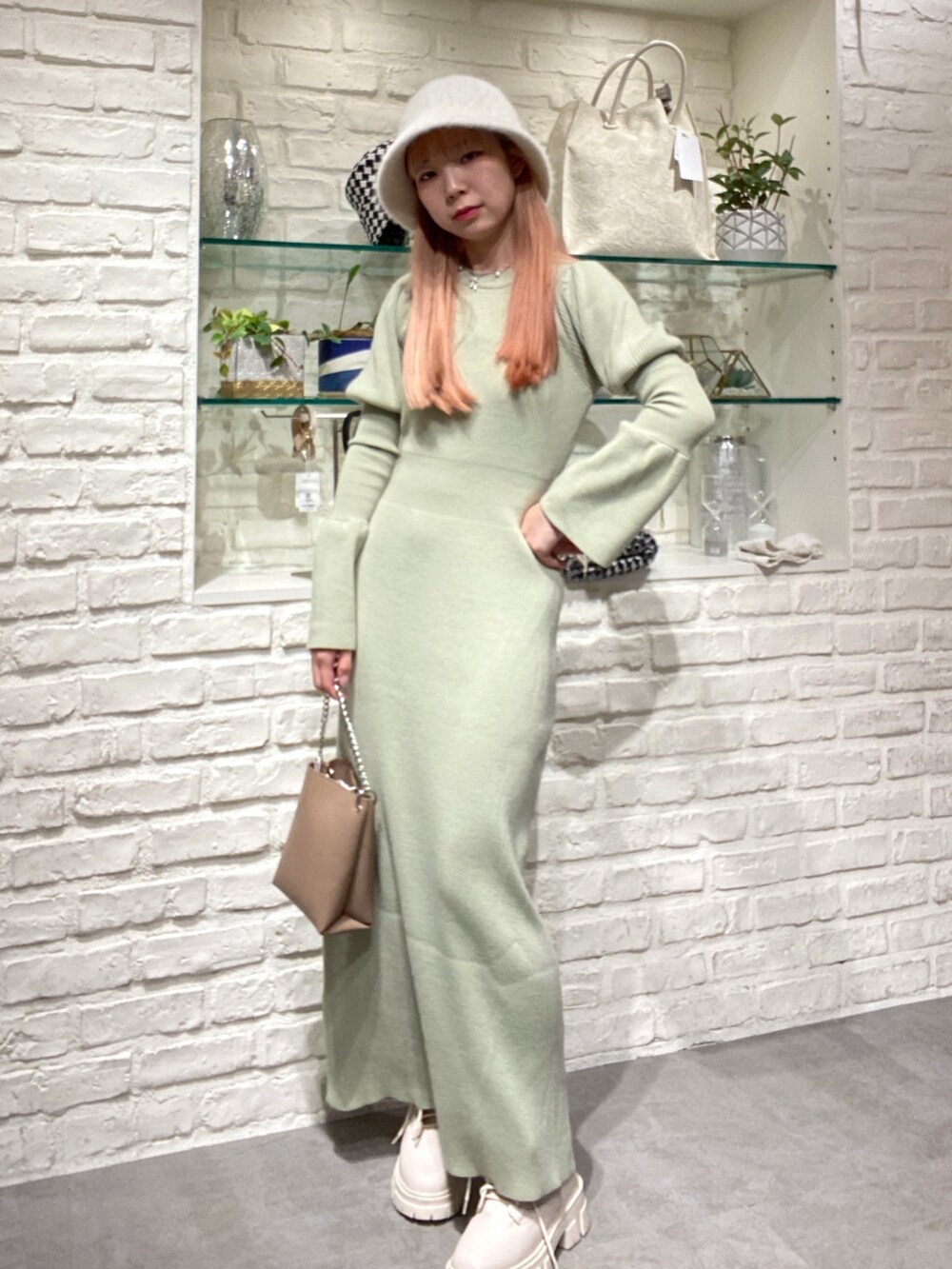 「骨格ウェーブ、低身長、低身長コーデ、ワンピース、キレイめ、大人コーデ、大人ガーリー、ニットワンピース、ニット、ブーツ、バケットハット、お出かけコーデ、シンプルコーデ、ゆるコーデ、リラックススタイル」｜「FREE'S MARTのパフスリーブリブニットワンピース（ワンピース、グリーン系）」を使った、おとはさん（レディース・155cm）の秋コーディネートの2枚目の写真