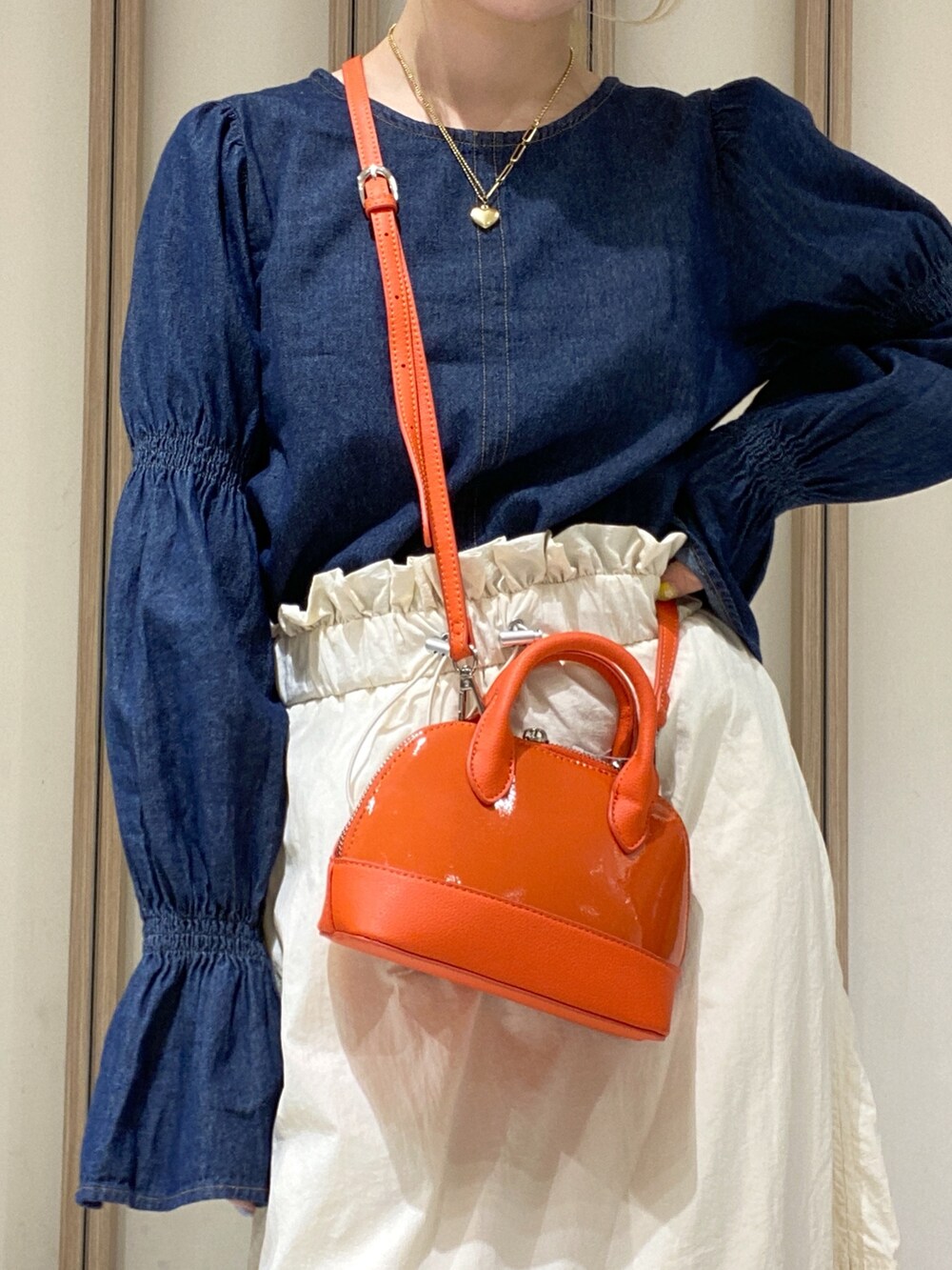 「秋コーデ、ブーツ、ショルダーバッグ、お出かけコーデ、スポーツミックス、シンプルコーデ、ロングスカート、大人かわいい、デニム、スカート、初秋コーデ、大人カジュアル、骨格ウェーブ、低身長、低身長コーデ」｜「FREE'S MARTの◆ギャザースリーブブラウス（シャツ/ブラウス、ブルー系）」を使った、おとはさん（レディース・155cm）の秋コーディネートの6枚目の写真