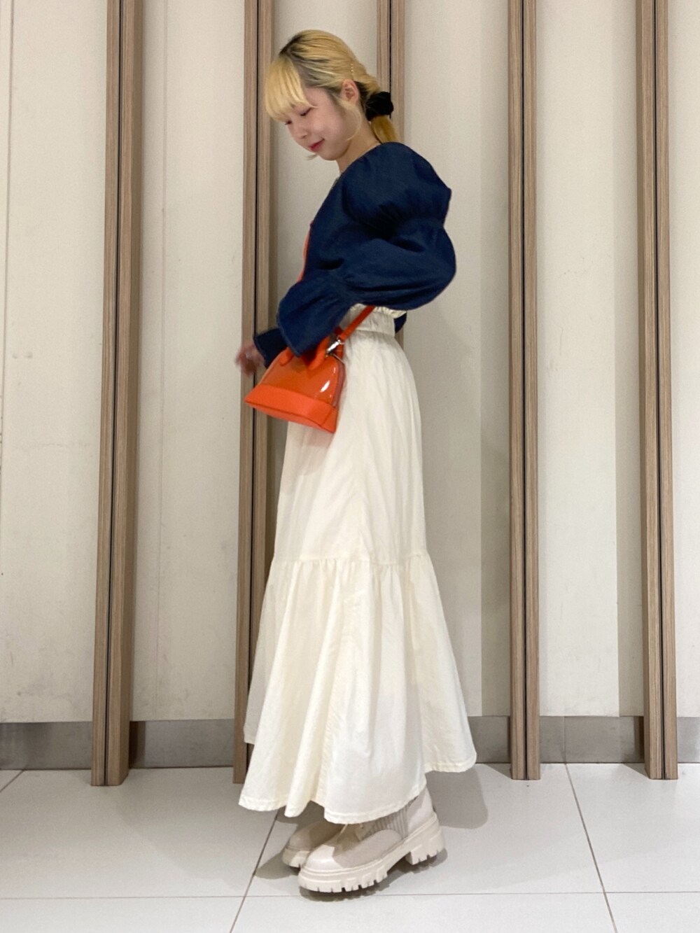「秋コーデ、ブーツ、ショルダーバッグ、お出かけコーデ、スポーツミックス、シンプルコーデ、ロングスカート、大人かわいい、デニム、スカート、初秋コーデ、大人カジュアル、骨格ウェーブ、低身長、低身長コーデ」｜「FREE'S MARTの◆ギャザースリーブブラウス（シャツ/ブラウス、ブルー系）」を使った、おとはさん（レディース・155cm）の秋コーディネートの2枚目の写真