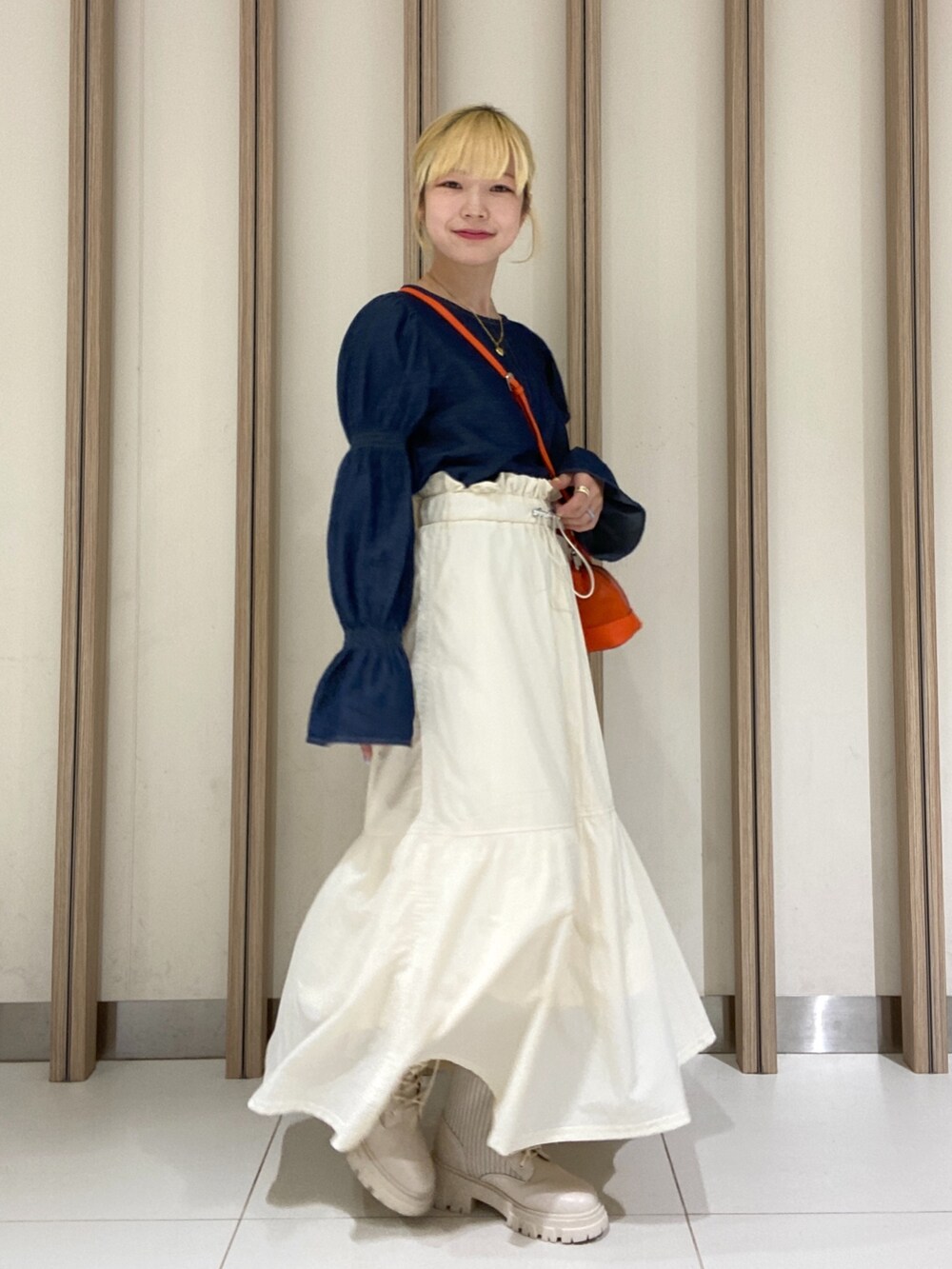 「秋コーデ、ブーツ、ショルダーバッグ、お出かけコーデ、スポーツミックス、シンプルコーデ、ロングスカート、大人かわいい、デニム、スカート、初秋コーデ、大人カジュアル、骨格ウェーブ、低身長、低身長コーデ」｜「FREE'S MARTの◆ギャザースリーブブラウス（シャツ/ブラウス、ブルー系）」を使った、おとはさん（レディース・155cm）の秋コーディネートの4枚目の写真