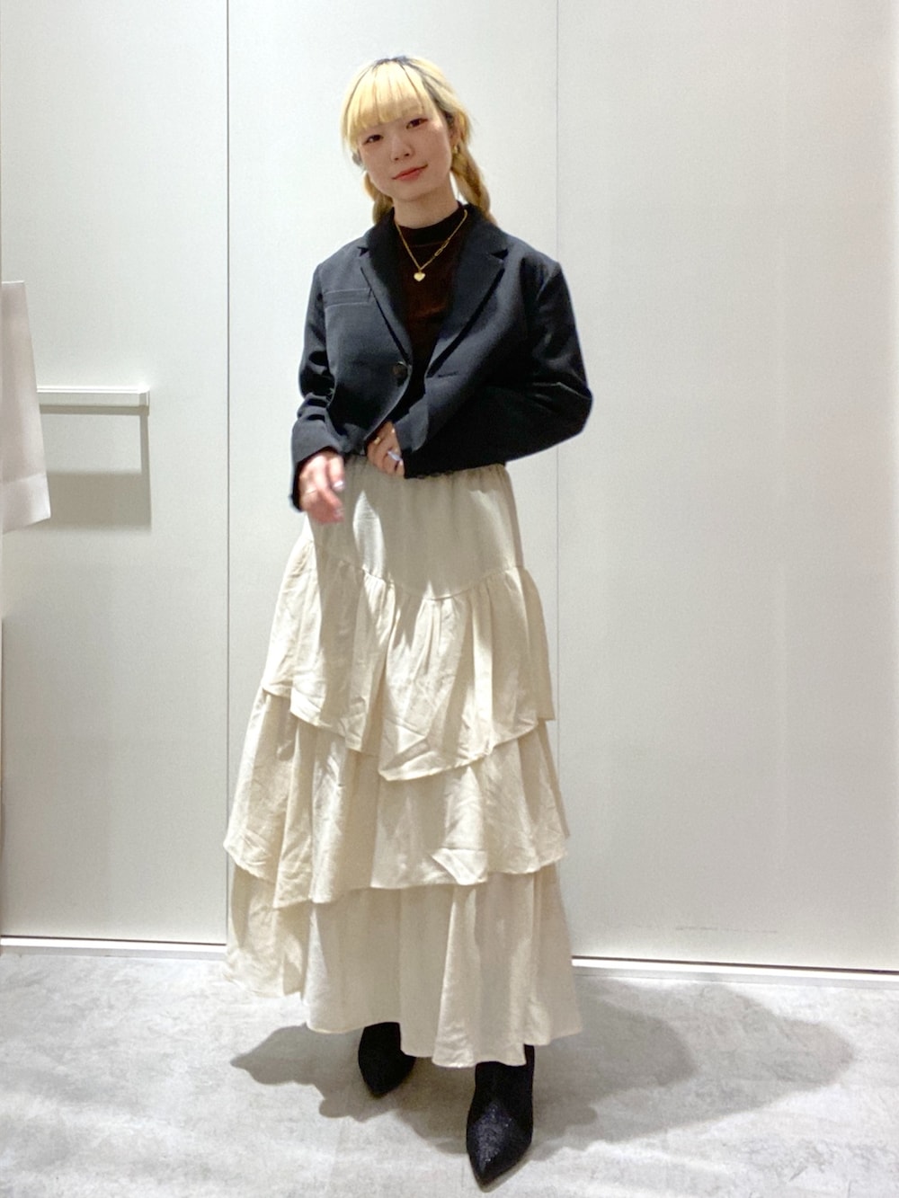 「骨格ウェーブ、低身長、低身長コーデ、ショート丈、ティアードスカート、テーラードジャケット、モノトーン、お出かけコーデ、秋服コーデ、シンプル、スカートスタイル、秋服、キレイめ、おでかけコーデ」｜「FREE'S MARTの【Sシリーズ対応】◇ランダムティアードスカート（スカート、ホワイト系）」を使った、おとはさん（レディース・155cm）の秋コーディネートの3枚目の写真