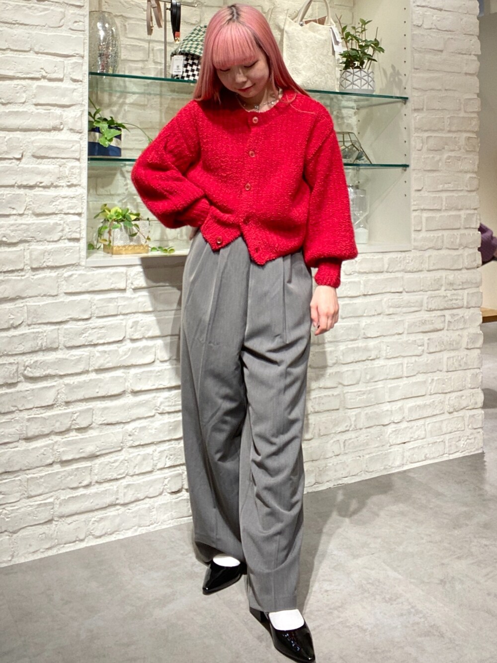 「骨格ウェーブ、低身長、低身長コーデ、秋、秋コーデ、冬、冬コーデ、秋冬コーデ、ニット、赤、前後2way、カーディガン、オールインワン、おでかけコーデ、バレエシューズ」｜「FREE'S MARTのバックリボンオールインワン（つなぎ/オールインワン、グレー系）」を使った、おとはさん（レディース・155cm）の秋コーディネートの4枚目の写真
