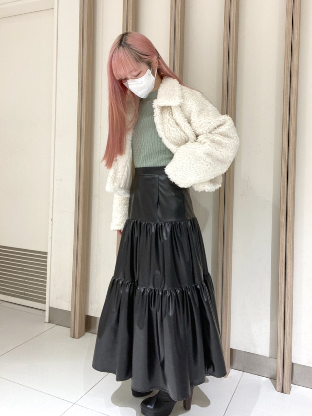 「骨格ウェーブ、低身長、低身長コーデ、アウター、ボア、ボアブルゾン、スカート、ロングスカート、レザースカート、ブーツ、ショートブーツ、冬、冬コーデ、フェイクレザー」｜「FREE'S MARTの◆【Sシリーズ対応】フェイクレザーティアードスカート（スカート、ブラック系）」を使った、おとはさん（レディース・155cm）の秋コーディネートの3枚目の写真