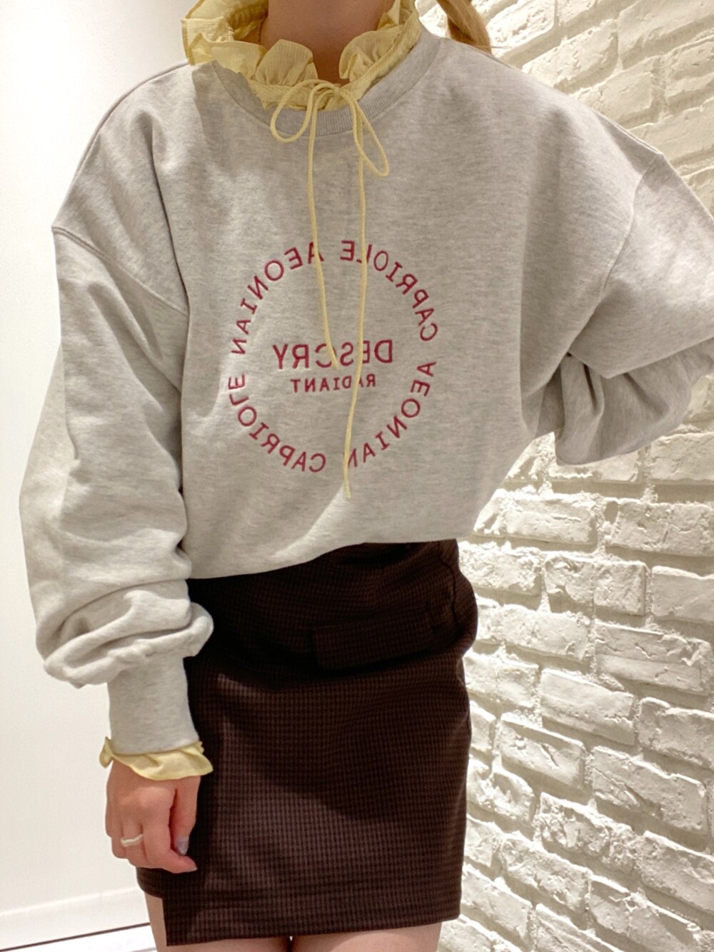 「秋コーデ、ブーツ、骨格ウェーブ、骨格ウェーブコーデ、低身長、低身長コーデ、低身長女子、スカート、初秋コーデ、おでかけコーデ、秋、ゆったりコーデ、スウェット、お出かけコーデ、チェック」｜「FREE'S MARTの◆＜セットアップ対応＞ラップミニスカート（スカート、ブラウン系）」を使った、おとはさん（レディース・155cm）の秋コーディネートの4枚目の写真