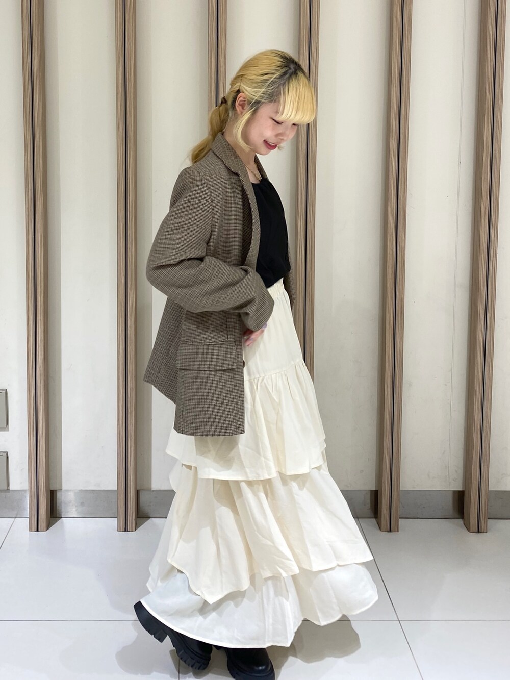 「秋コーデ、ブーツ、ジャケットスタイル、お出かけコーデ、ブラウン、スカート、秋服コーデ、ロングスカート、今日のコーデ、低身長、チェック、チェックジャケット、骨格ウェーブ」｜「FREE'S MARTの◆フロントボタンバックリボンブラウス（シャツ/ブラウス、ブラック系）」を使った、おとはさん（レディース・155cm）の秋コーディネートの2枚目の写真
