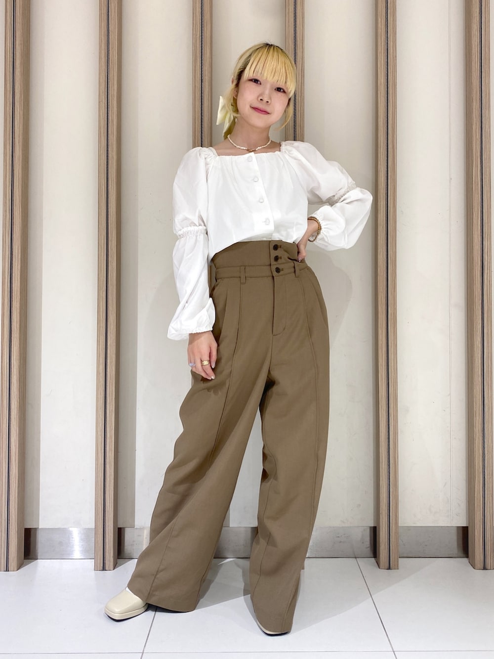 「淡色コーデ、秋コーデ、ベージュ、お出かけコーデ、休日スタイル、秋服コーデ、パンツコーデ、低身長、スラックス、骨格ウェーブ」｜「FREE'S MARTの◆フロントボタンバックリボンブラウス（シャツ/ブラウス、ホワイト系）」を使った、おとはさん（レディース・155cm）の秋コーディネートの4枚目の写真