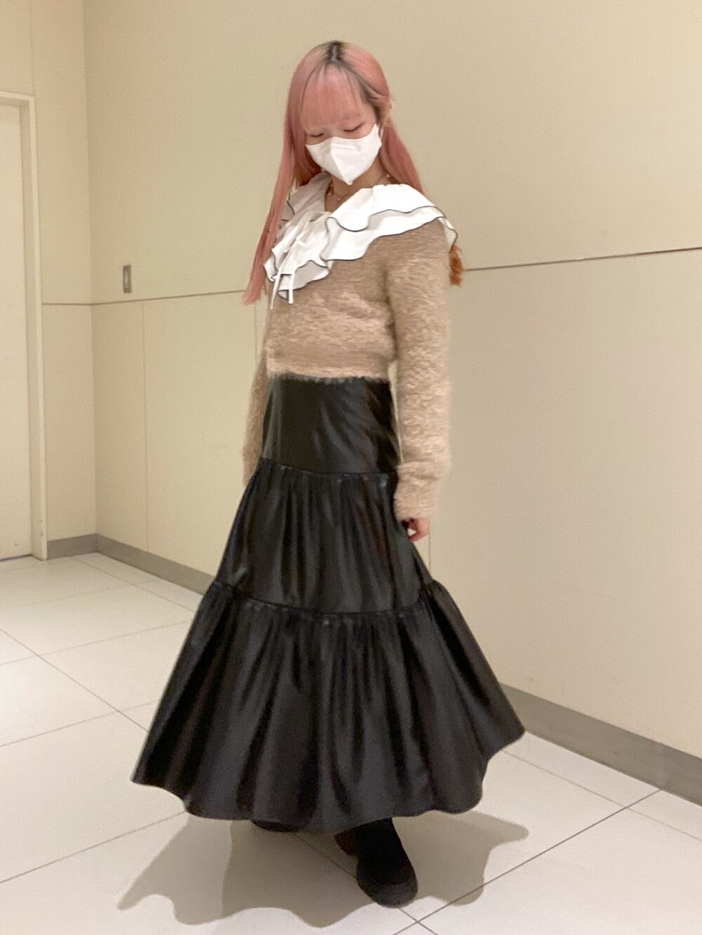 「骨格ウェーブ、低身長、低身長コーデ、秋、冬、春、春コーデ、秋コーデ、スカート、ロングスカート、ブーツ、レザースカート、カーディガン、ビックカラー、ブラウス」｜「FREE'S MARTの◆【Sシリーズ対応】フェイクレザーティアードスカート（スカート、ブラック系）」を使った、おとはさん（レディース・155cm）の秋コーディネートの2枚目の写真