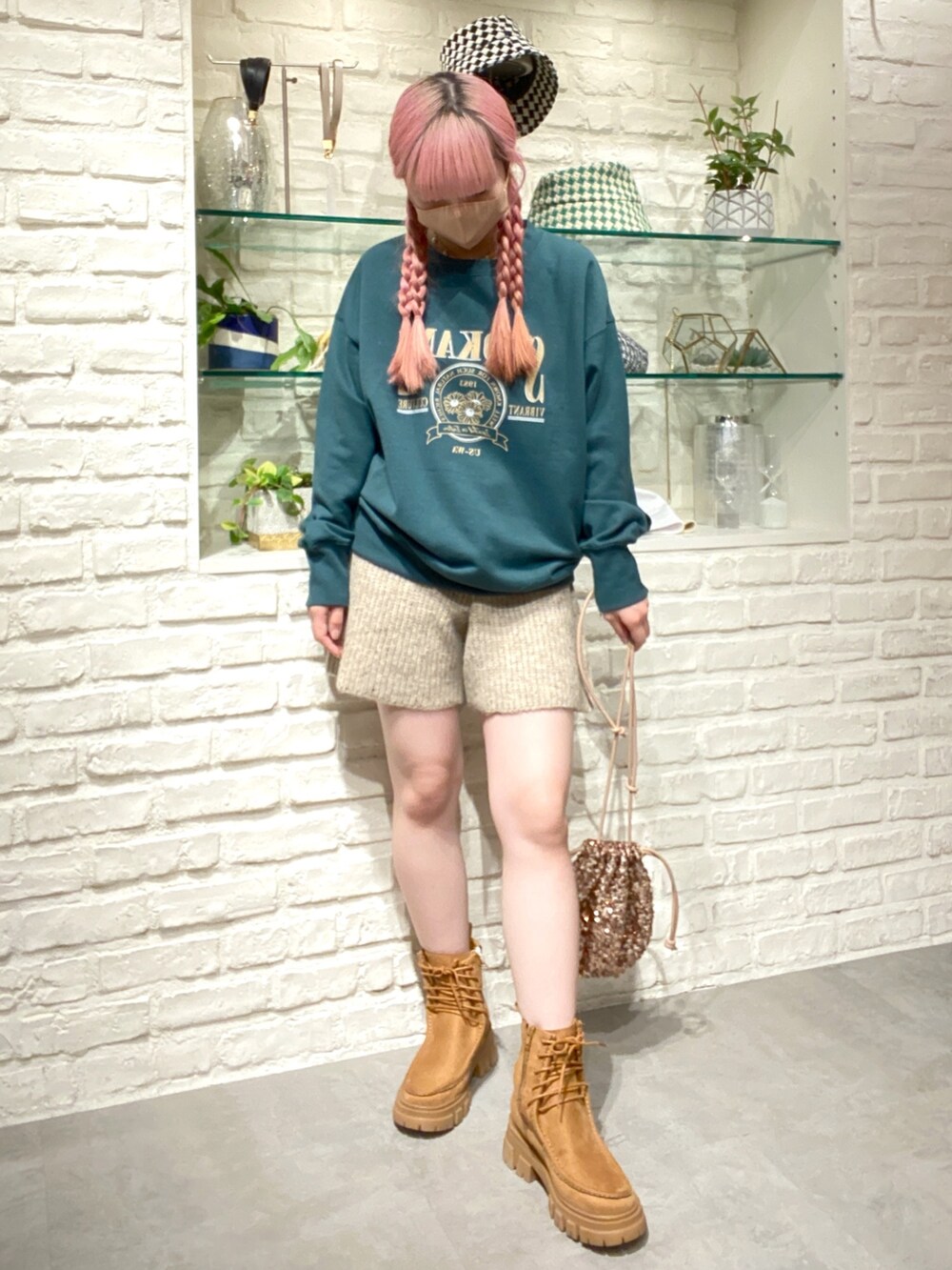 「骨格ウェーブ、低身長、低身長コーデ、冬、秋、秋コーデ、冬コーデ、ニット、ニットパンツ、ショートパンツ、ブーツ、スウェット、カジュアル、ラクチンコーデ、スパンコール」｜「FREE'S MARTのリブニットショートパンツ（その他パンツ、ベージュ系）」を使った、おとはさん（レディース・155cm）の秋コーディネートの3枚目の写真
