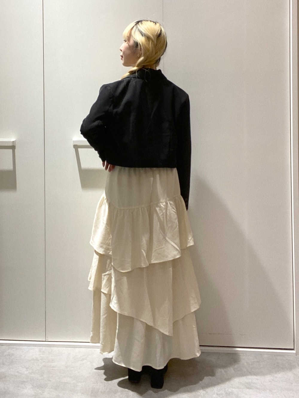 「骨格ウェーブ、低身長、低身長コーデ、ショート丈、ティアードスカート、テーラードジャケット、モノトーン、お出かけコーデ、秋服コーデ、シンプル、スカートスタイル、秋服、キレイめ、おでかけコーデ」｜「FREE'S MARTの【Sシリーズ対応】◇ランダムティアードスカート（スカート、ホワイト系）」を使った、おとはさん（レディース・155cm）の秋コーディネートの5枚目の写真