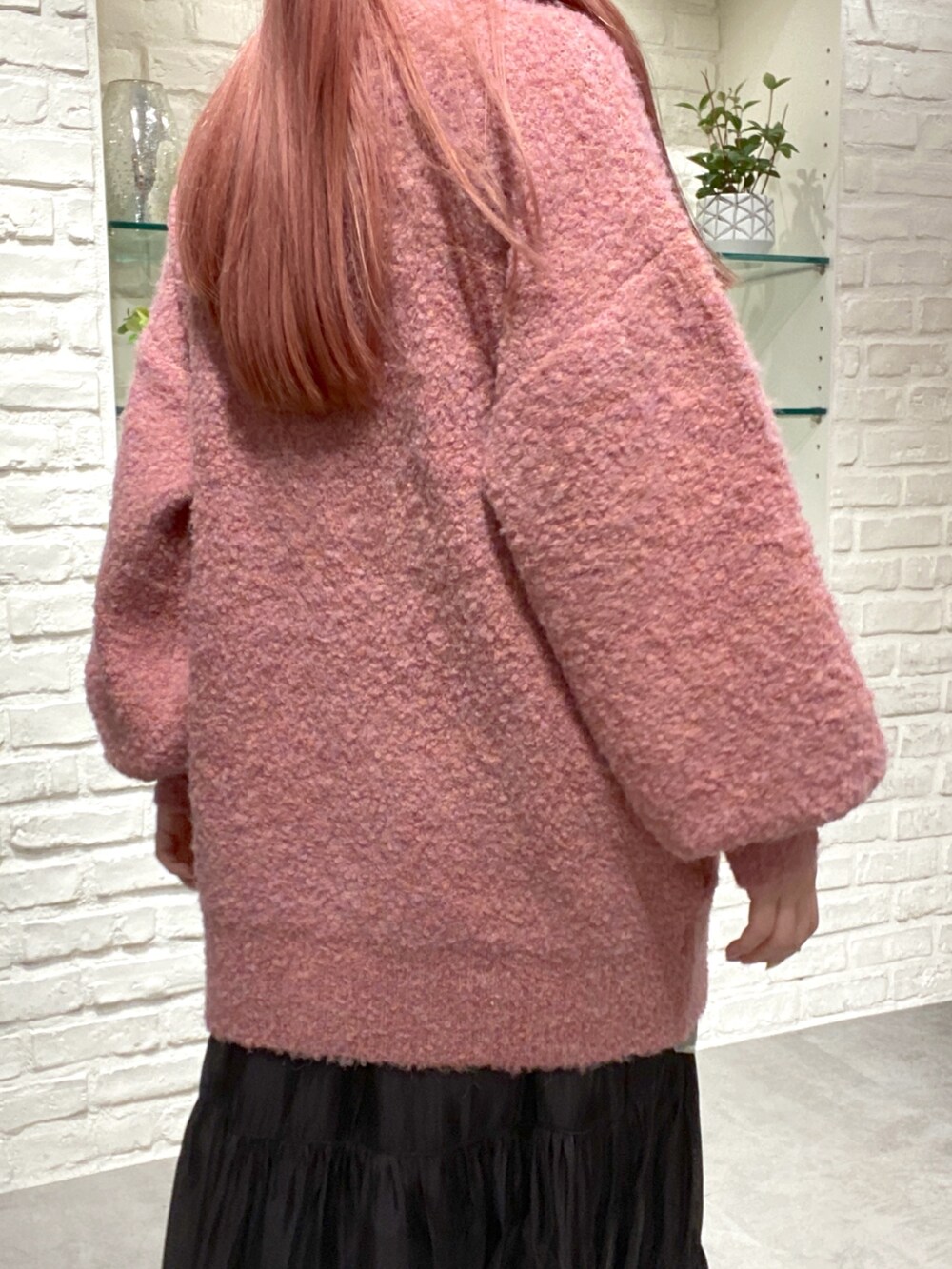 「骨格ウェーブ、低身長、低身長コーデ、ニット、カーディガン、カラーコーデ、ブーツ、スカート、秋冬コーデ、秋コーデ、冬コーデ、冬」｜「FREE'S MARTの◆［ＷＥＢ限定カラー］ミックスブークレーニットカーディガン（カーディガン/ボレロ、ピンク系）」を使った、おとはさん（レディース・155cm）の秋コーディネートの5枚目の写真