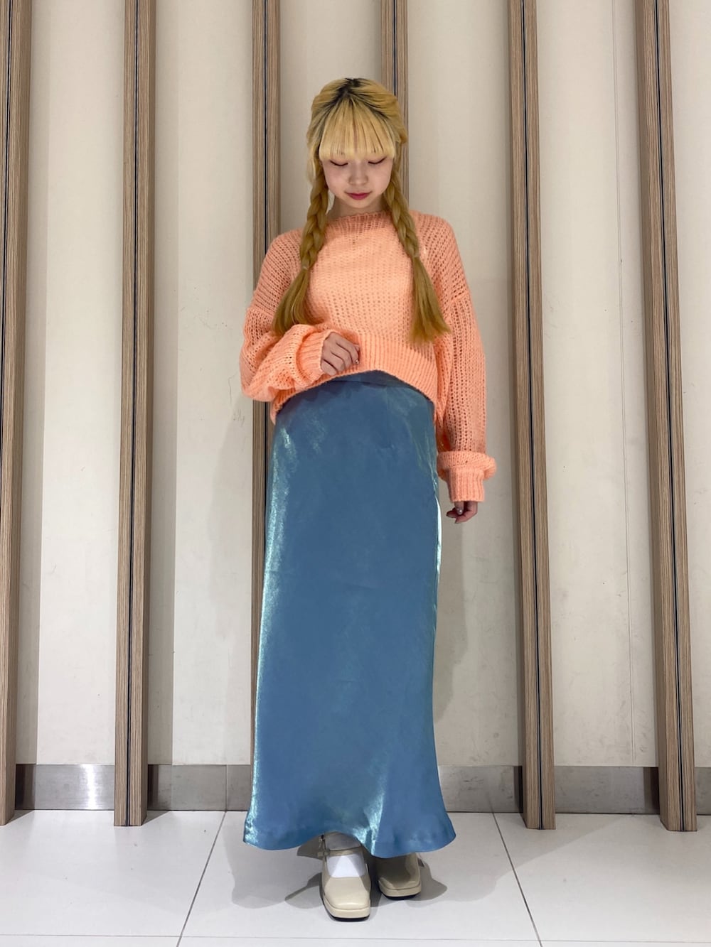 「ロングスカート、スカート、ゆるコーデ、23AW秋の新作、ガーリーカジュアル、ガーリー、骨格ウェーブ、低身長、低身長コーデ、フェミニン、ニット、透かし編みニット、カラーコーデ、シャイニースカート、秋コーデ」｜「FREE'S MARTの◆シャイニーナロースカート（スカート、グリーン系）」を使った、おとはさん（レディース・155cm）の秋コーディネートの3枚目の写真