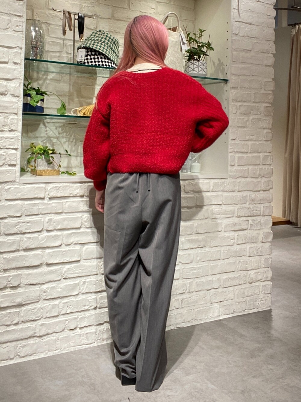 「骨格ウェーブ、低身長、低身長コーデ、秋、秋コーデ、冬、冬コーデ、秋冬コーデ、ニット、赤、前後2way、カーディガン、オールインワン、おでかけコーデ、バレエシューズ」｜「FREE'S MARTのバックリボンオールインワン（つなぎ/オールインワン、グレー系）」を使った、おとはさん（レディース・155cm）の秋コーディネートの3枚目の写真