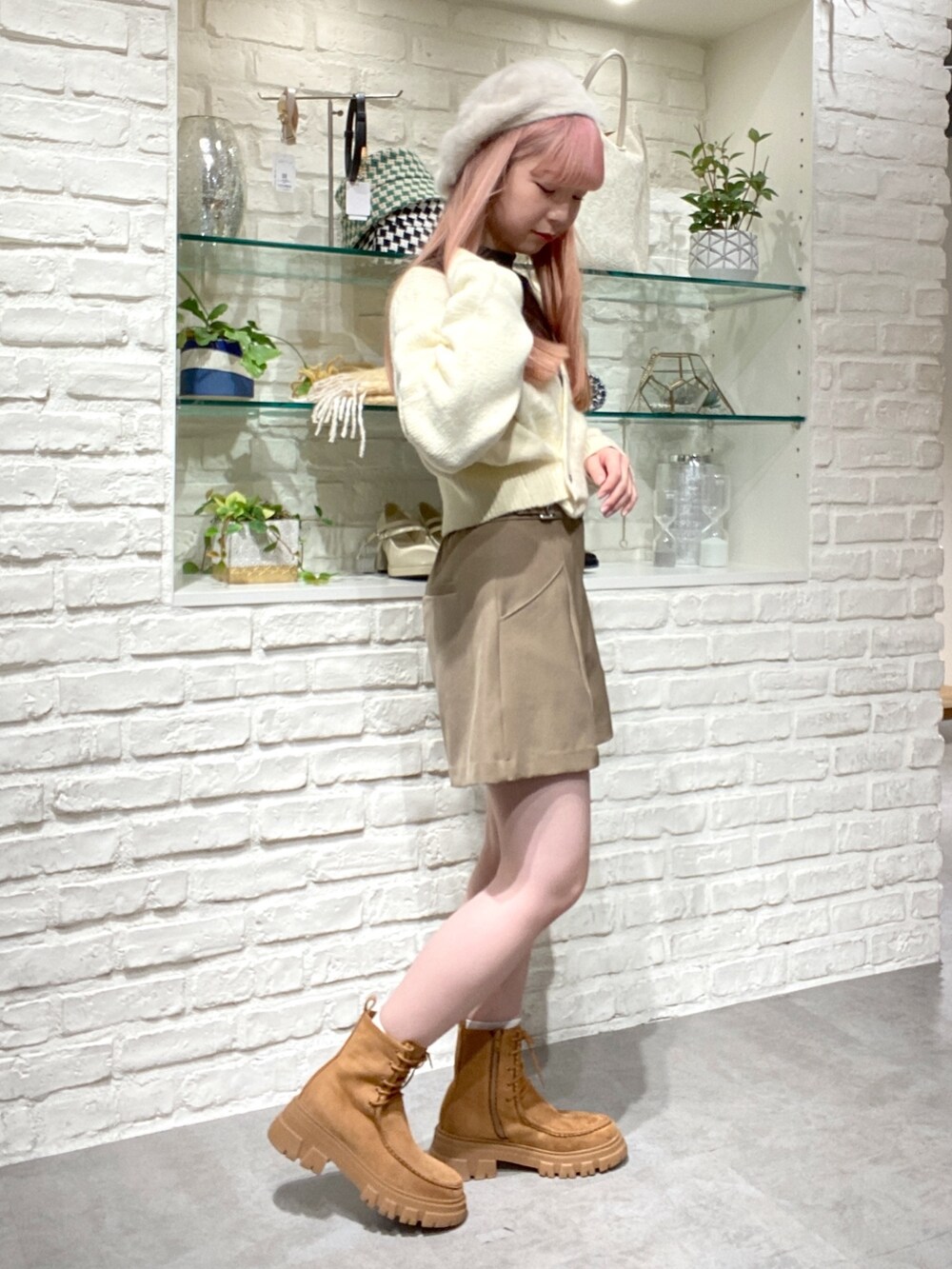 「骨格ウェーブ、低身長、低身長コーデ、秋コーデ、秋冬コーデ、ショートパンツ、ブーツ、ショートブーツ、パンツスタイル、カジュアル、ベレー帽」｜「FREE'S MARTのウエストベルトショートパンツ（その他パンツ、ベージュ系）」を使った、おとはさん（レディース・155cm）の秋コーディネートの2枚目の写真