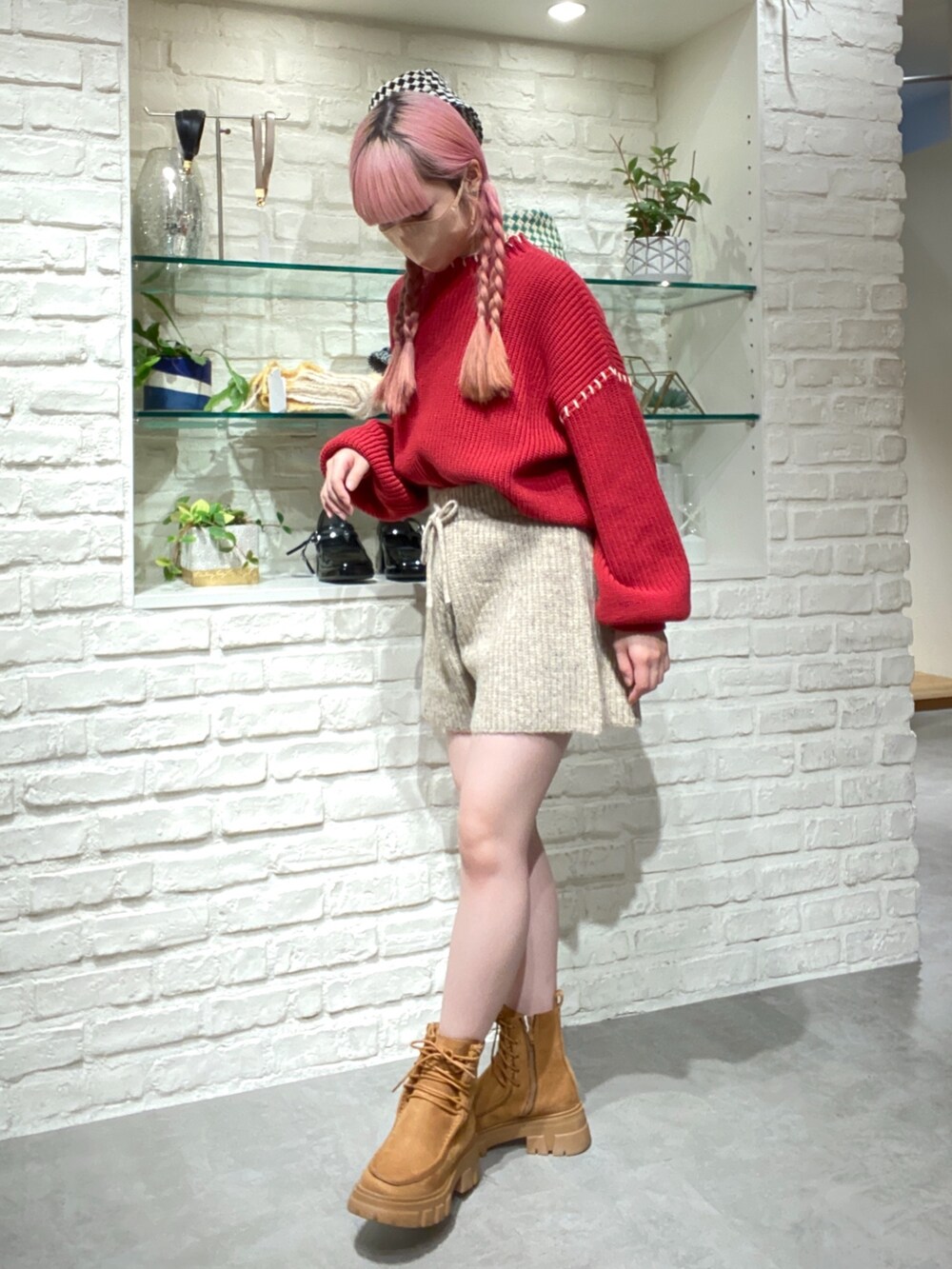「骨格ウェーブ、低身長、低身長コーデ、ニット、ニットショートパンツ、ニットパンツ、ショートパンツ、ブーツ、ショートブーツ、配色、赤、レッド、カラーコーデ、ラクチンコーデ」｜「FREE'S MARTのリブニットショートパンツ（その他パンツ、ベージュ系）」を使った、おとはさん（レディース・155cm）の秋コーディネートの2枚目の写真