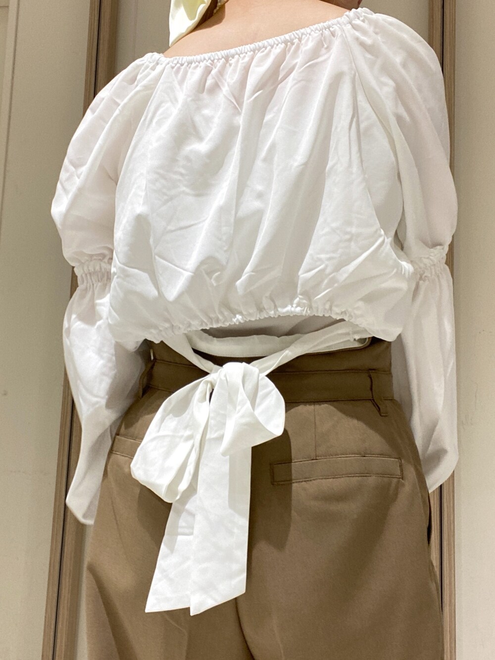 「淡色コーデ、秋コーデ、ベージュ、お出かけコーデ、休日スタイル、秋服コーデ、パンツコーデ、低身長、スラックス、骨格ウェーブ」｜「FREE'S MARTの◆フロントボタンバックリボンブラウス（シャツ/ブラウス、ホワイト系）」を使った、おとはさん（レディース・155cm）の秋コーディネートの6枚目の写真