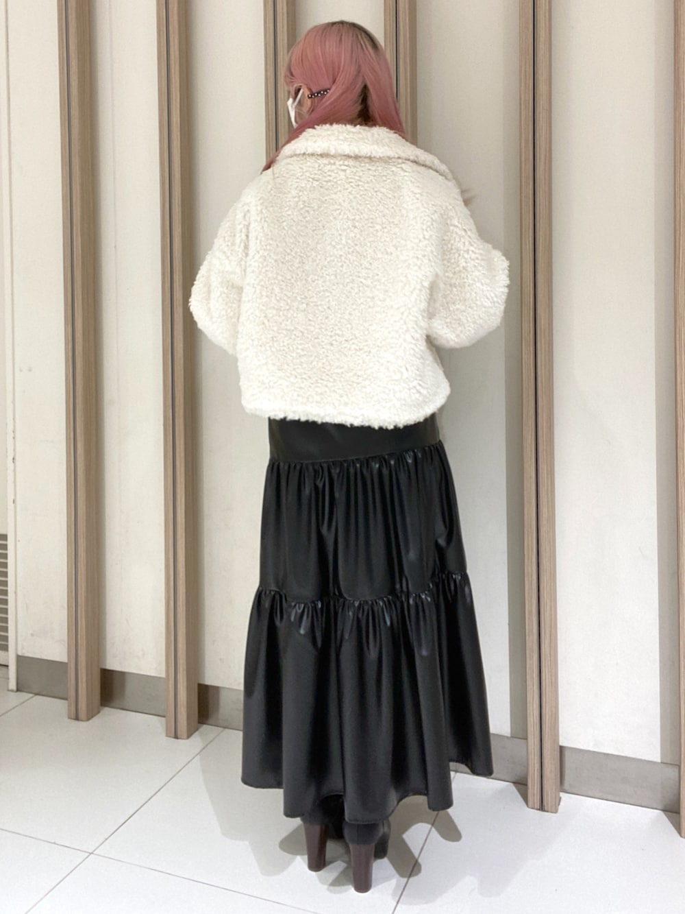 「骨格ウェーブ、低身長、低身長コーデ、アウター、ボア、ボアブルゾン、スカート、ロングスカート、レザースカート、ブーツ、ショートブーツ、冬、冬コーデ、フェイクレザー」｜「FREE'S MARTの◆【Sシリーズ対応】フェイクレザーティアードスカート（スカート、ブラック系）」を使った、おとはさん（レディース・155cm）の秋コーディネートの4枚目の写真