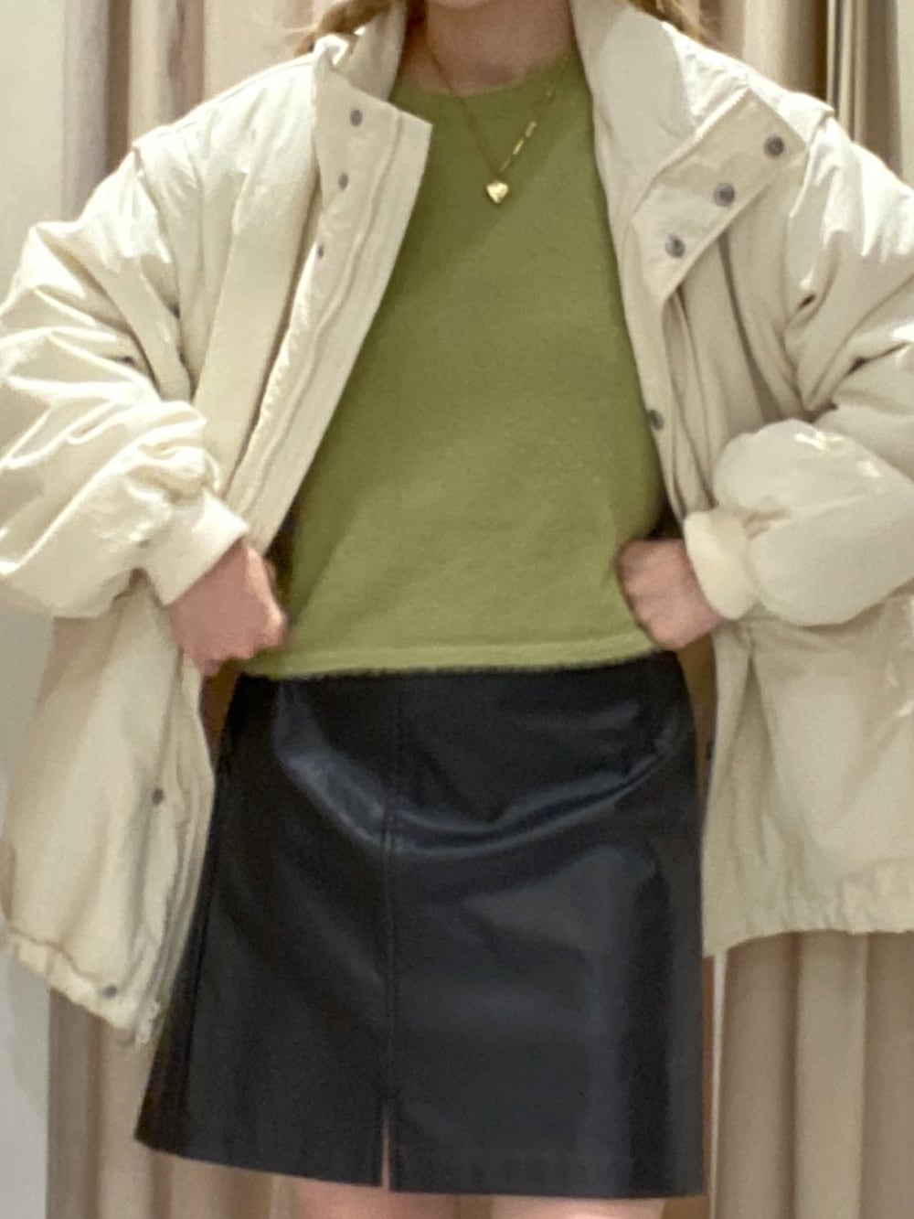 「休日スタイル、骨格ウェーブ、低身長、低身長コーデ、ホワイトコーデ、冬、冬コーデ、ニット、淡色コーデ、ブーツ、秋冬コーデ、お出かけコーデ、ビッグシルエット、バケットハット、２ＷＡＹ」｜「FREE'S MARTの◆フェイクレザーミニスカート（スカート、ブラック系）」を使った、おとはさん（レディース・155cm）の秋コーディネートの6枚目の写真